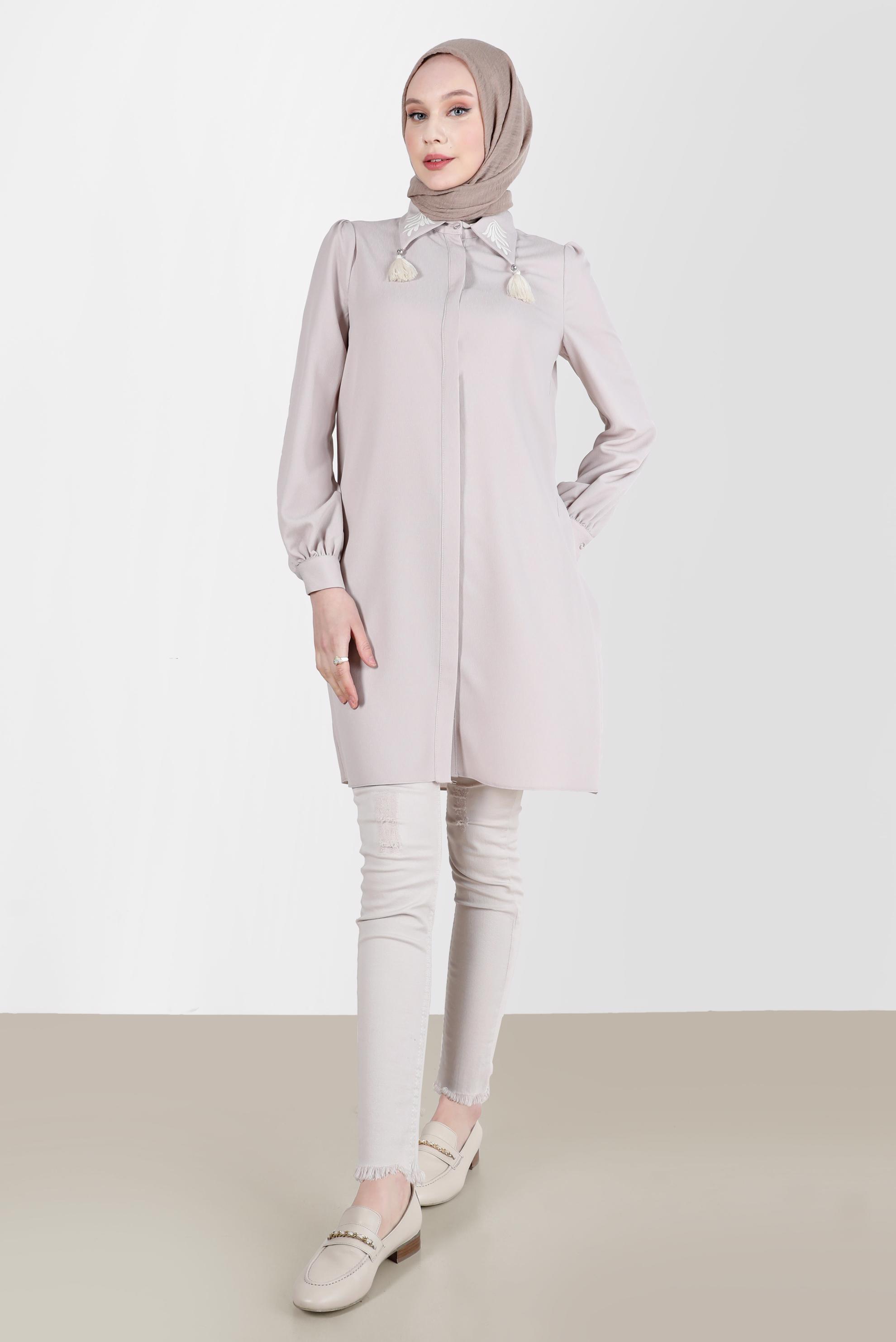 Tesettür giyim BEJ YAKASI NAKIŞLI PÜSKÜL DETAYLI TUNİK 42582 