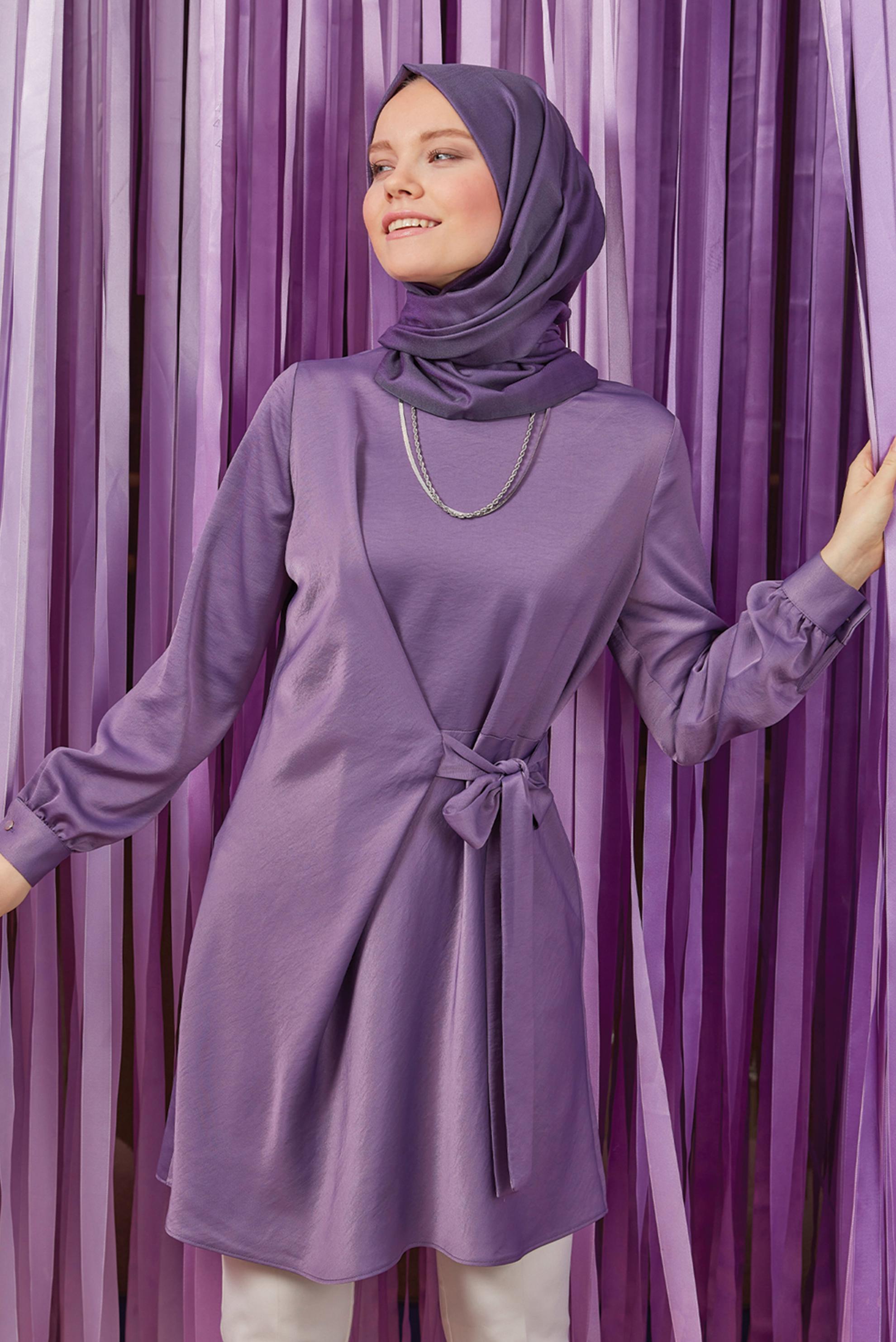 Tesettür giyim MOR BAĞLAMA DETAYLI ARKADAN FERMUARLI TUNİK 42585 