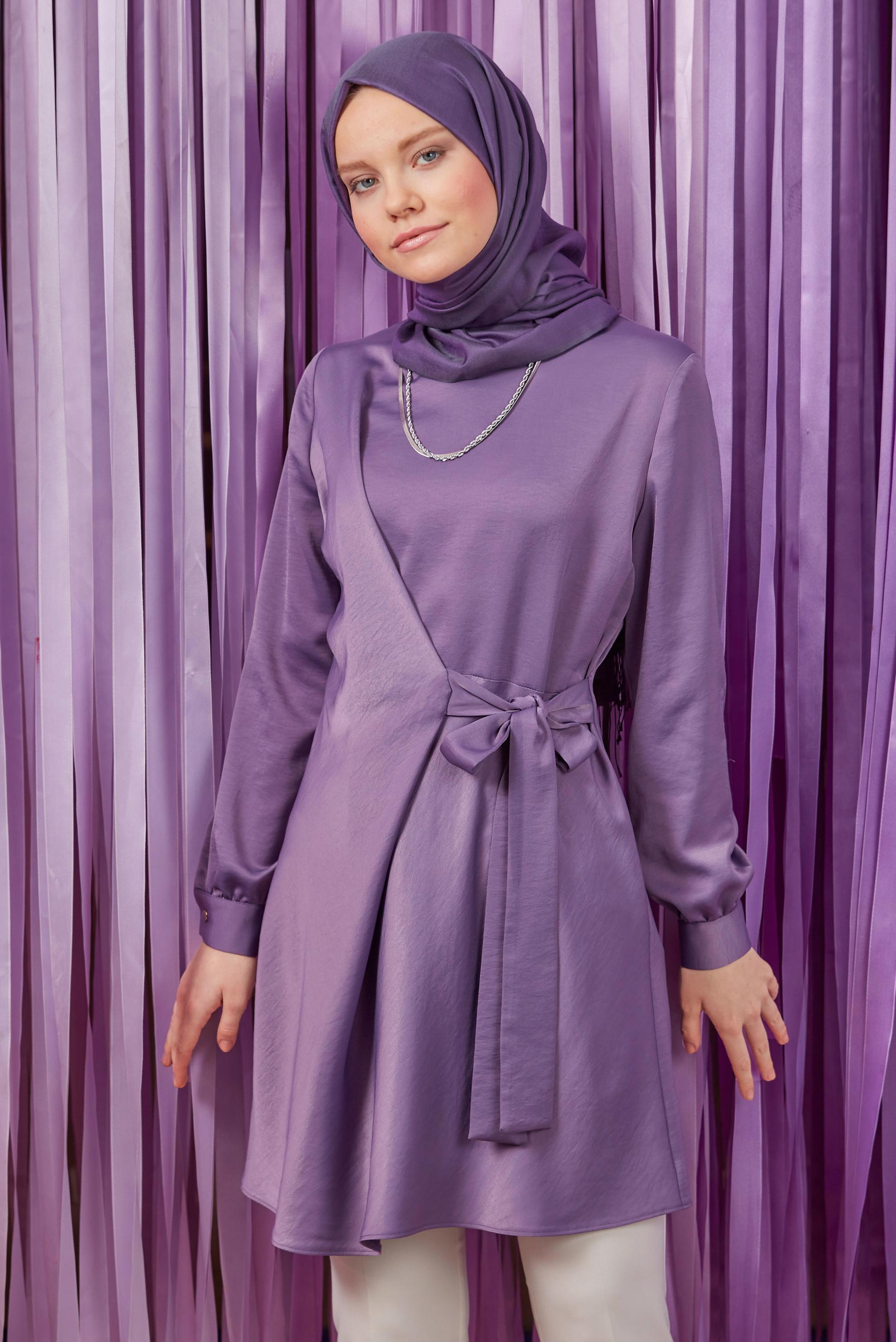 Tesettür giyim MOR BAĞLAMA DETAYLI ARKADAN FERMUARLI TUNİK 42585 