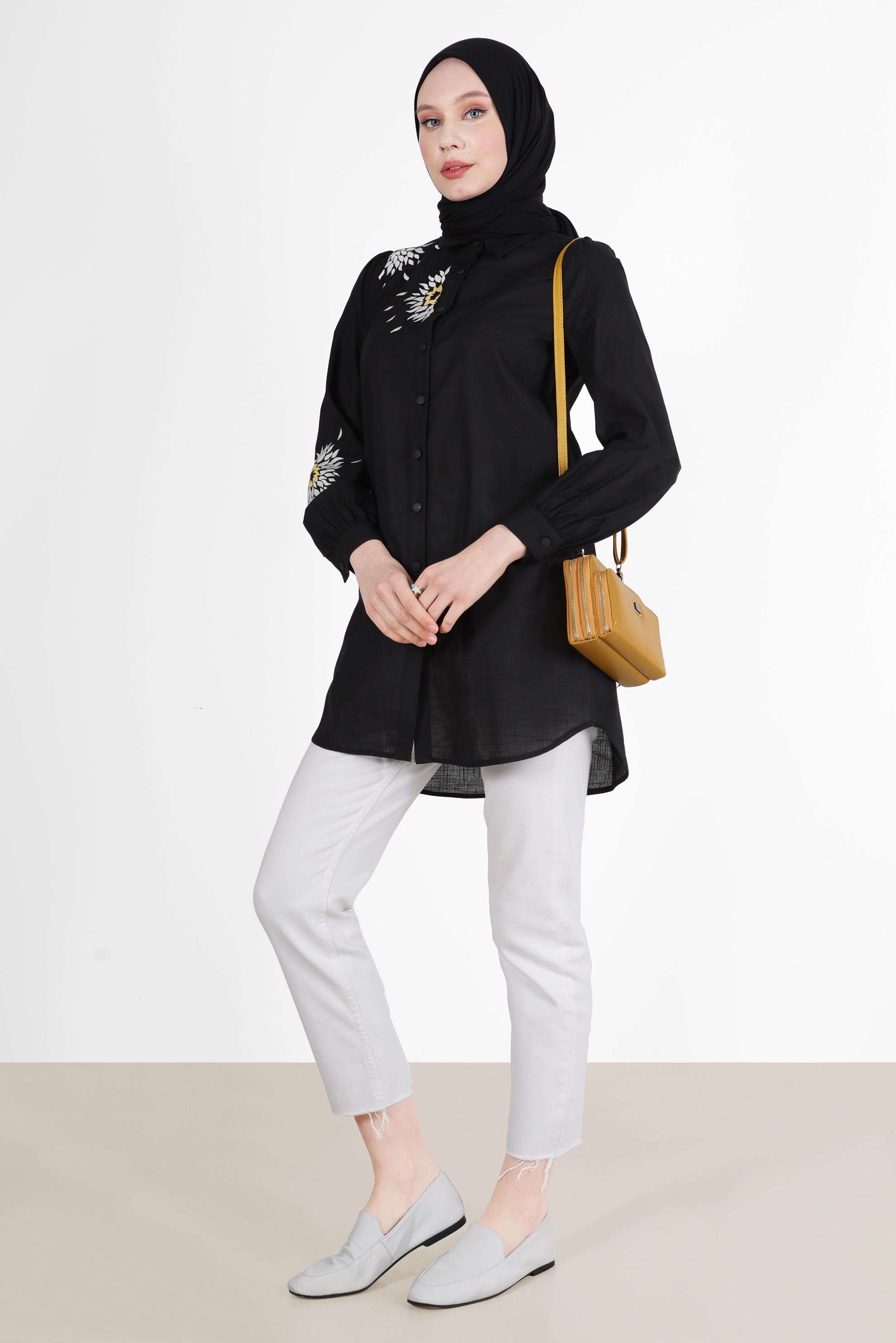 Tesettür giyim SİYAH NAKIŞ DETAYLI BOYDAN DÜĞMELİ PAMUKLU TUNİK 42638 