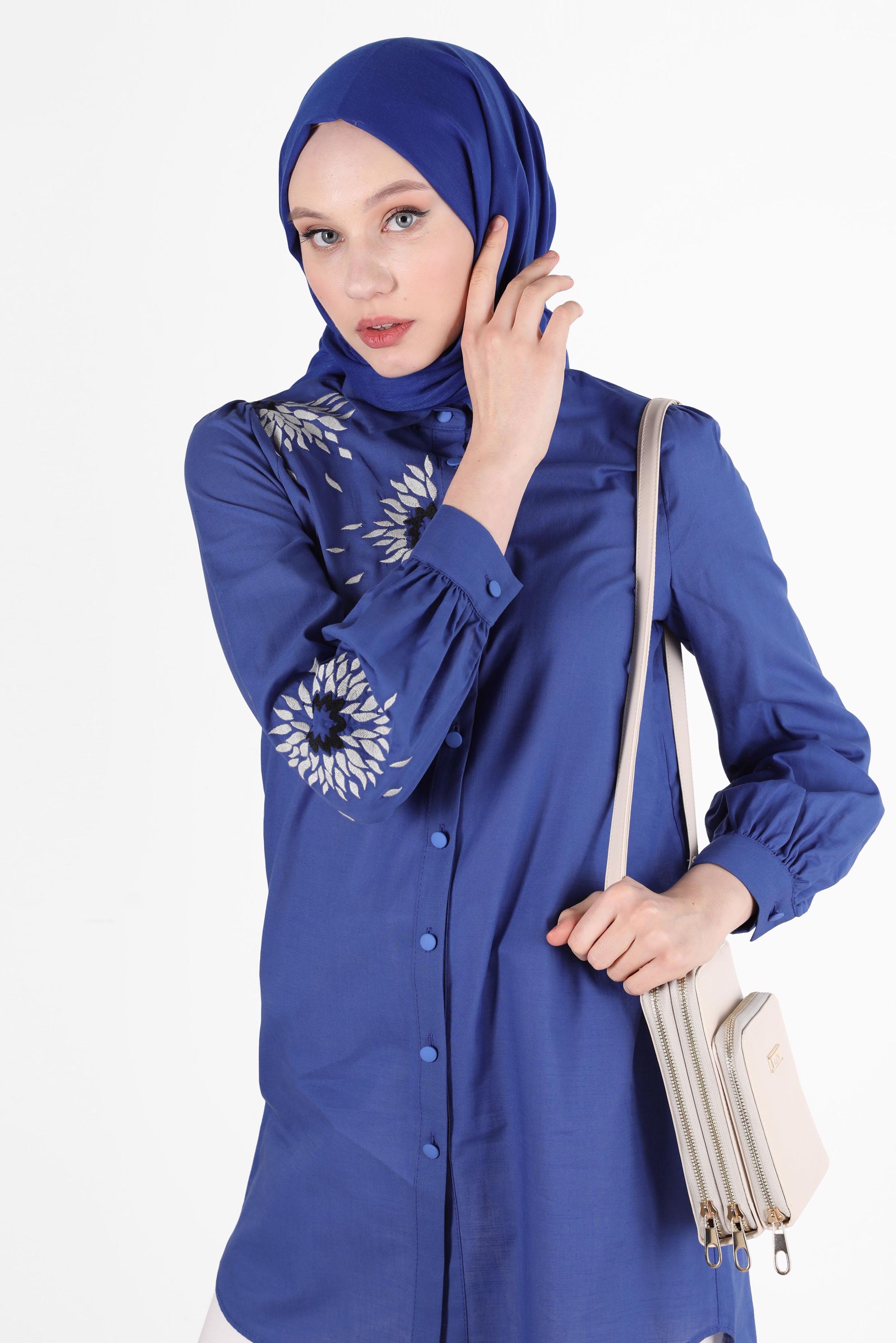 Tesettür giyim LACİVERT NAKIŞ DETAYLI BOYDAN DÜĞMELİ PAMUKLU TUNİK 42638 