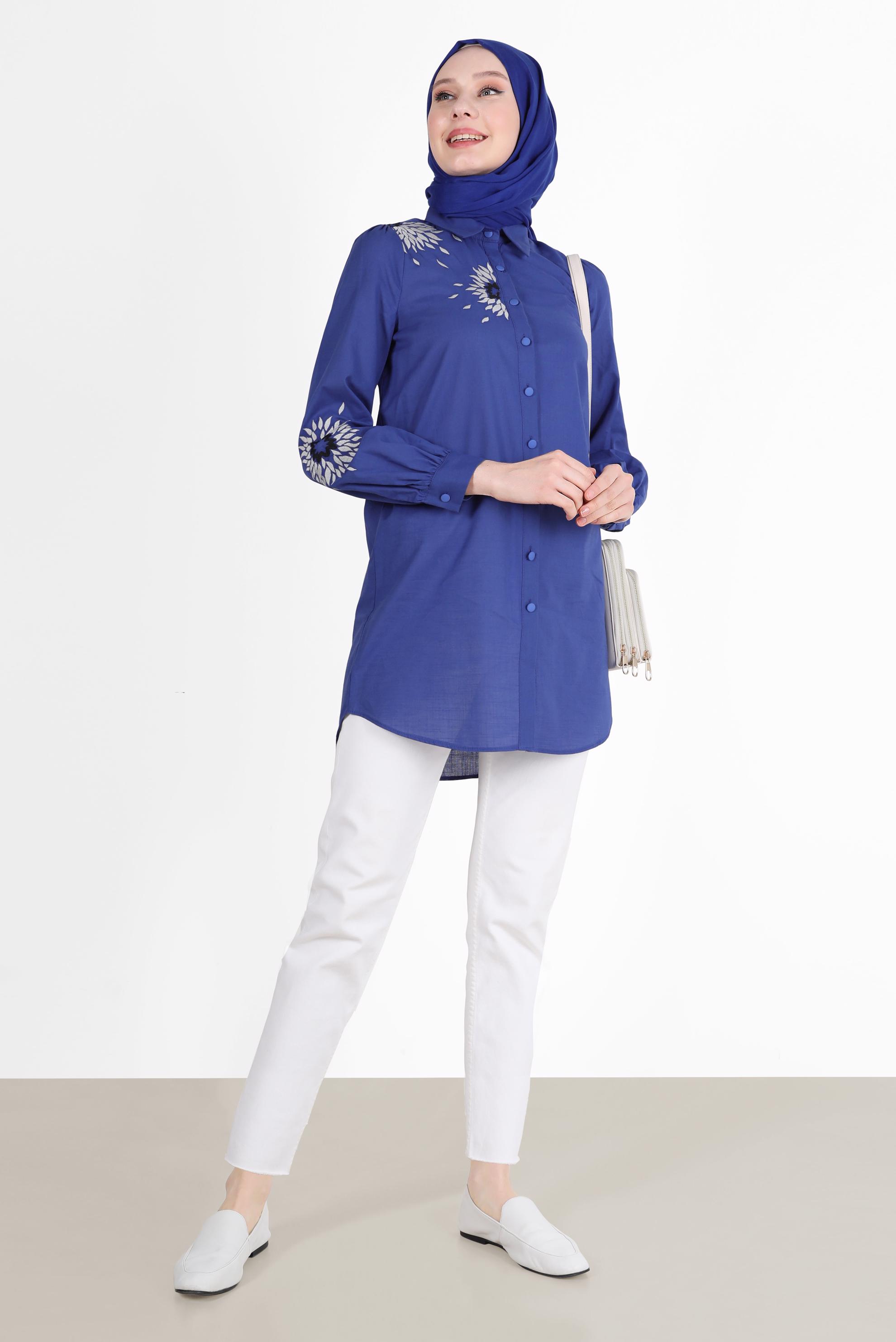 Tesettür giyim LACİVERT NAKIŞ DETAYLI BOYDAN DÜĞMELİ PAMUKLU TUNİK 42638 