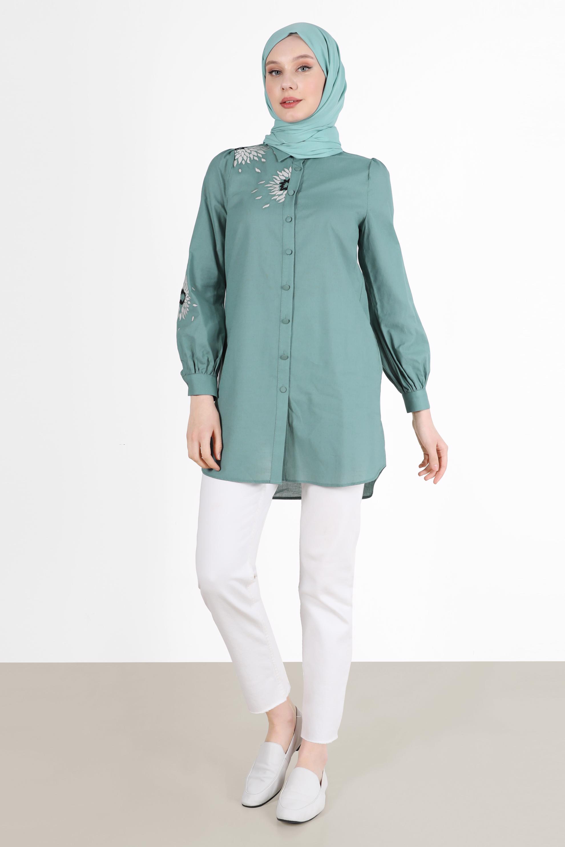 Tesettür giyim MAVİ NAKIŞ DETAYLI BOYDAN DÜĞMELİ PAMUKLU TUNİK 42638 