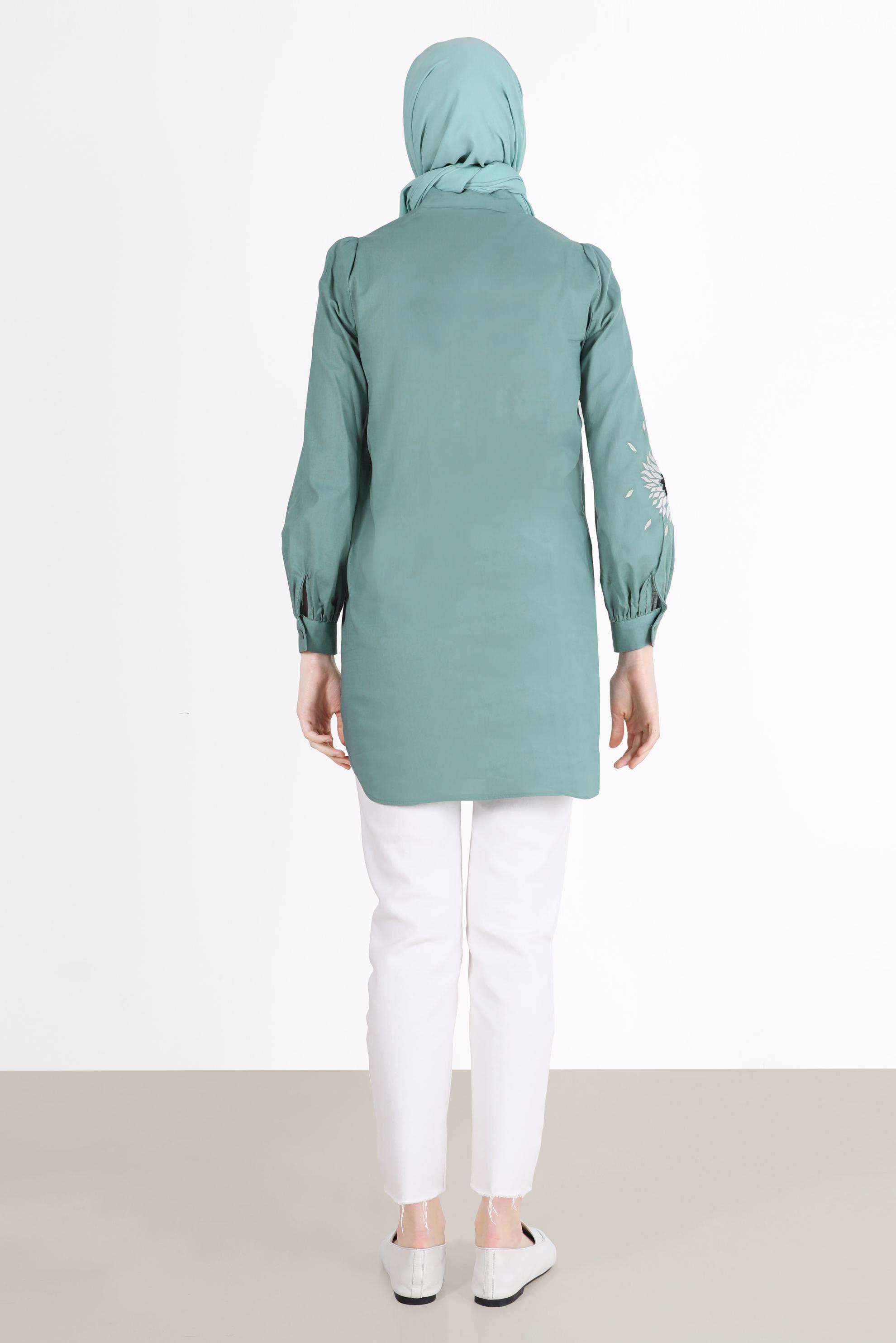 Tesettür giyim MAVİ NAKIŞ DETAYLI BOYDAN DÜĞMELİ PAMUKLU TUNİK 42638 