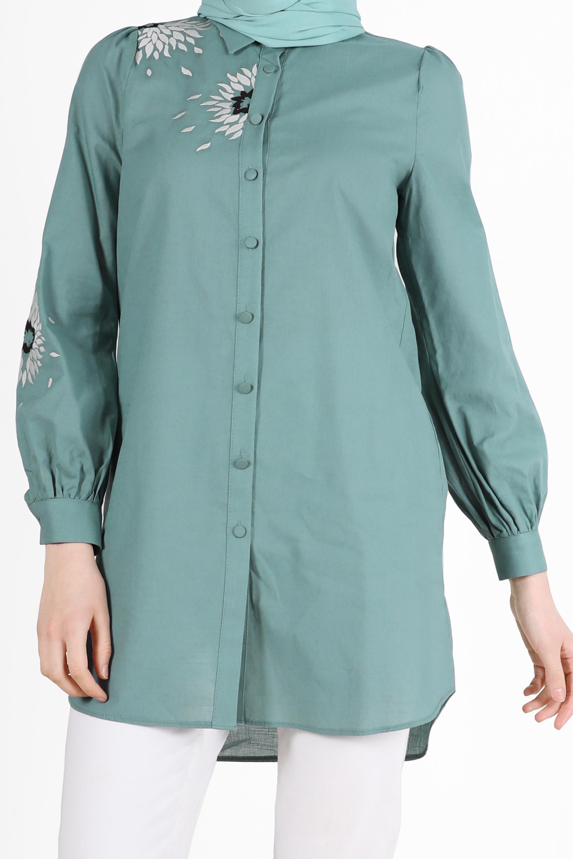 Tesettür giyim MAVİ NAKIŞ DETAYLI BOYDAN DÜĞMELİ PAMUKLU TUNİK 42638 