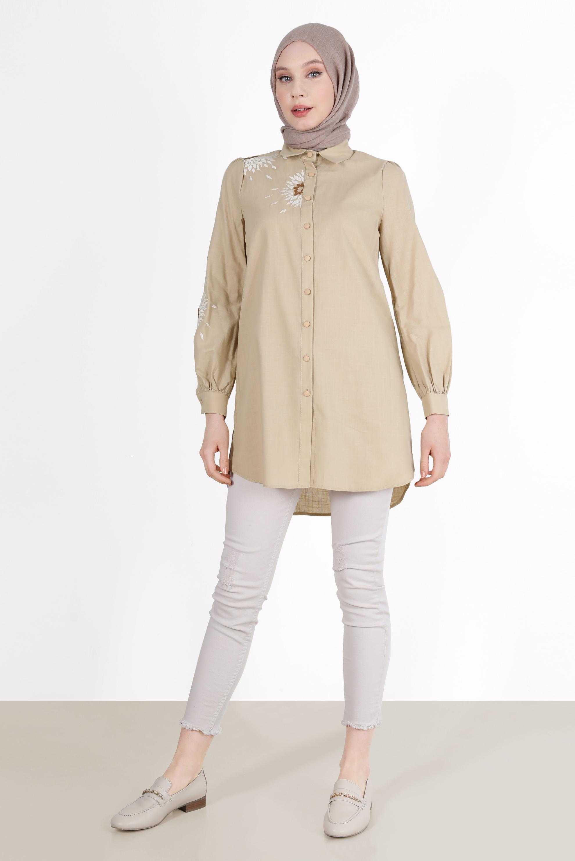 Tesettür giyim KUM NAKIŞ DETAYLI BOYDAN DÜĞMELİ PAMUKLU TUNİK 42638 