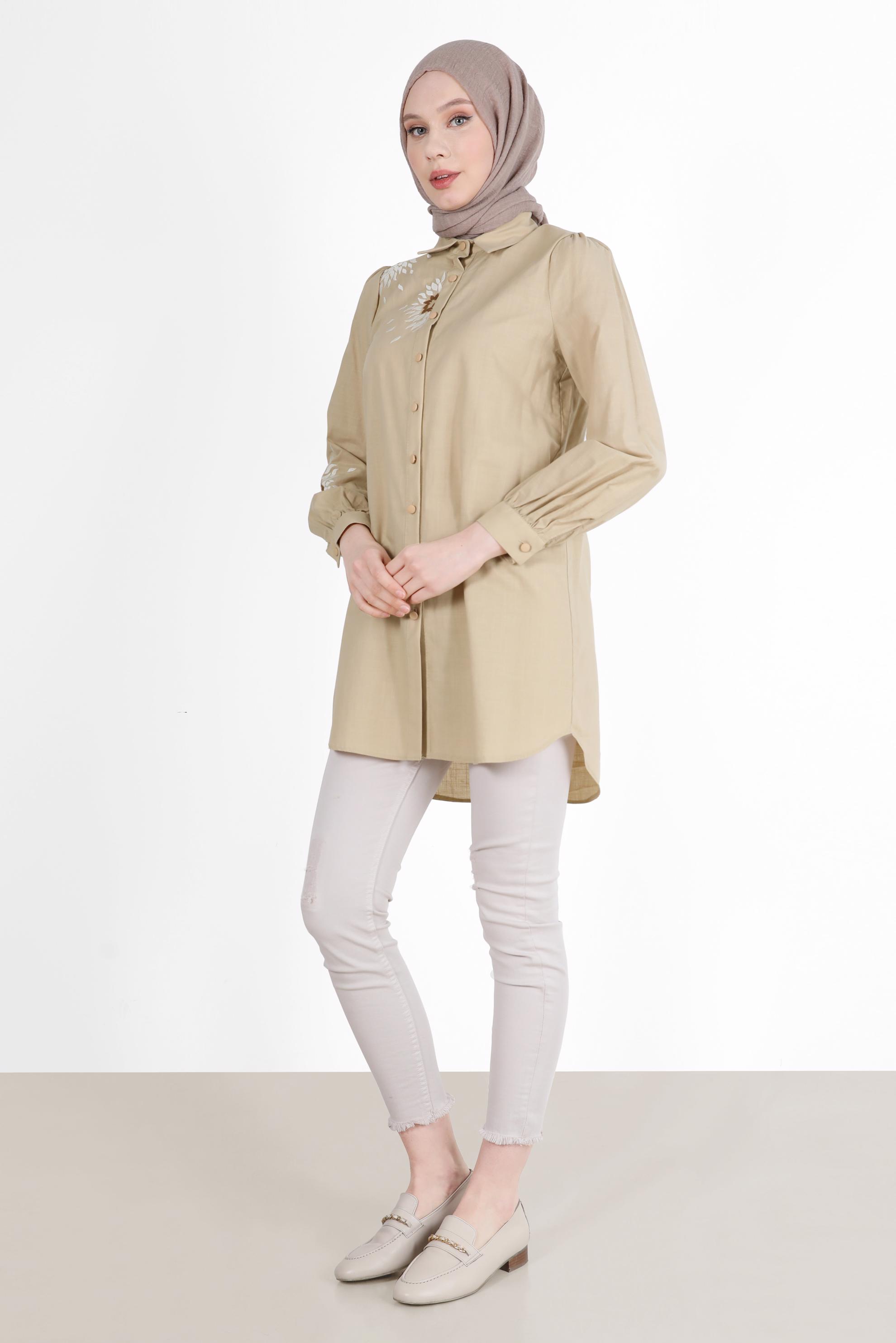 Tesettür giyim KUM NAKIŞ DETAYLI BOYDAN DÜĞMELİ PAMUKLU TUNİK 42638 