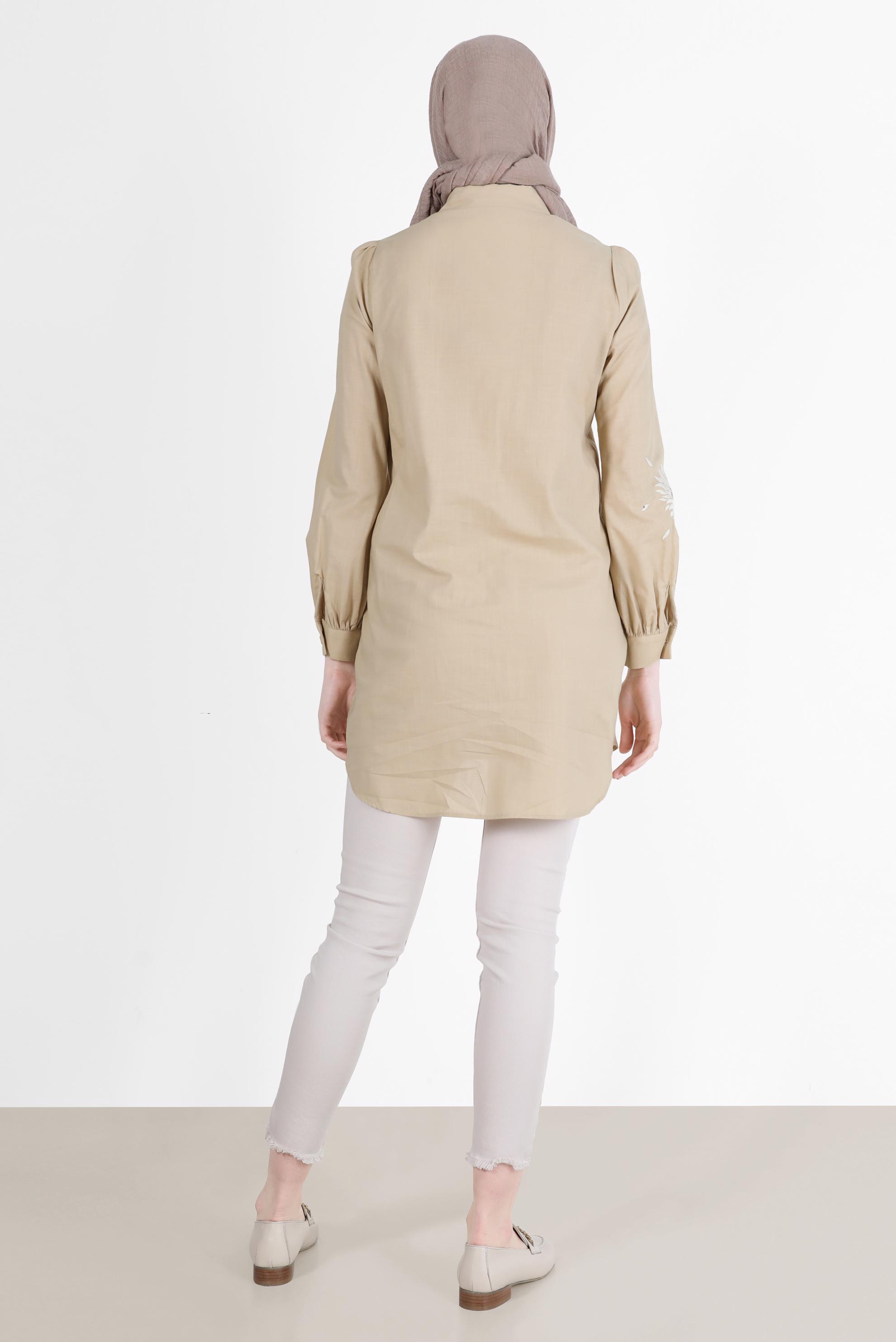 Tesettür giyim KUM NAKIŞ DETAYLI BOYDAN DÜĞMELİ PAMUKLU TUNİK 42638 