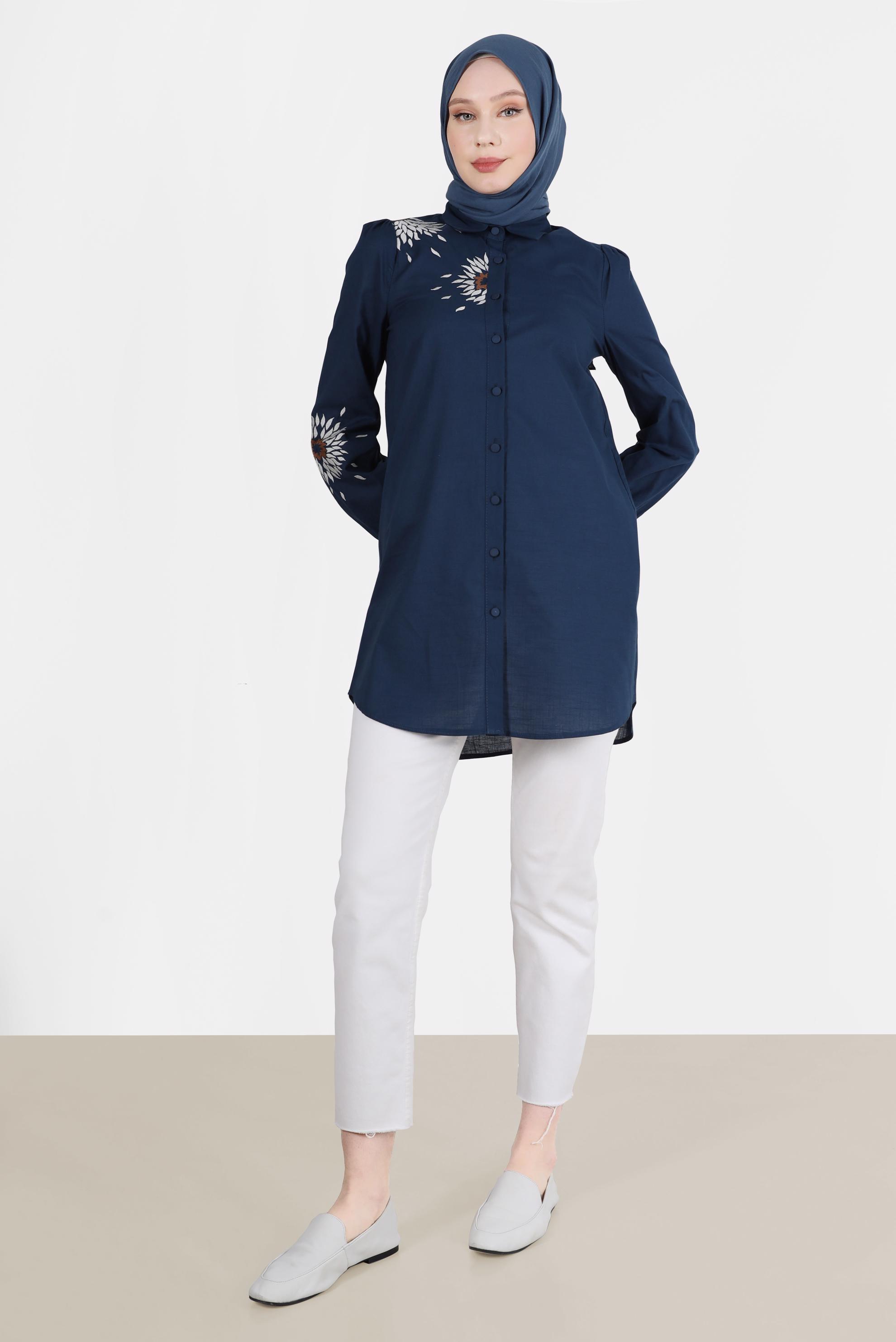 Tesettür giyim LACİVERT NAKIŞ DETAYLI BOYDAN DÜĞMELİ PAMUKLU TUNİK 42638 