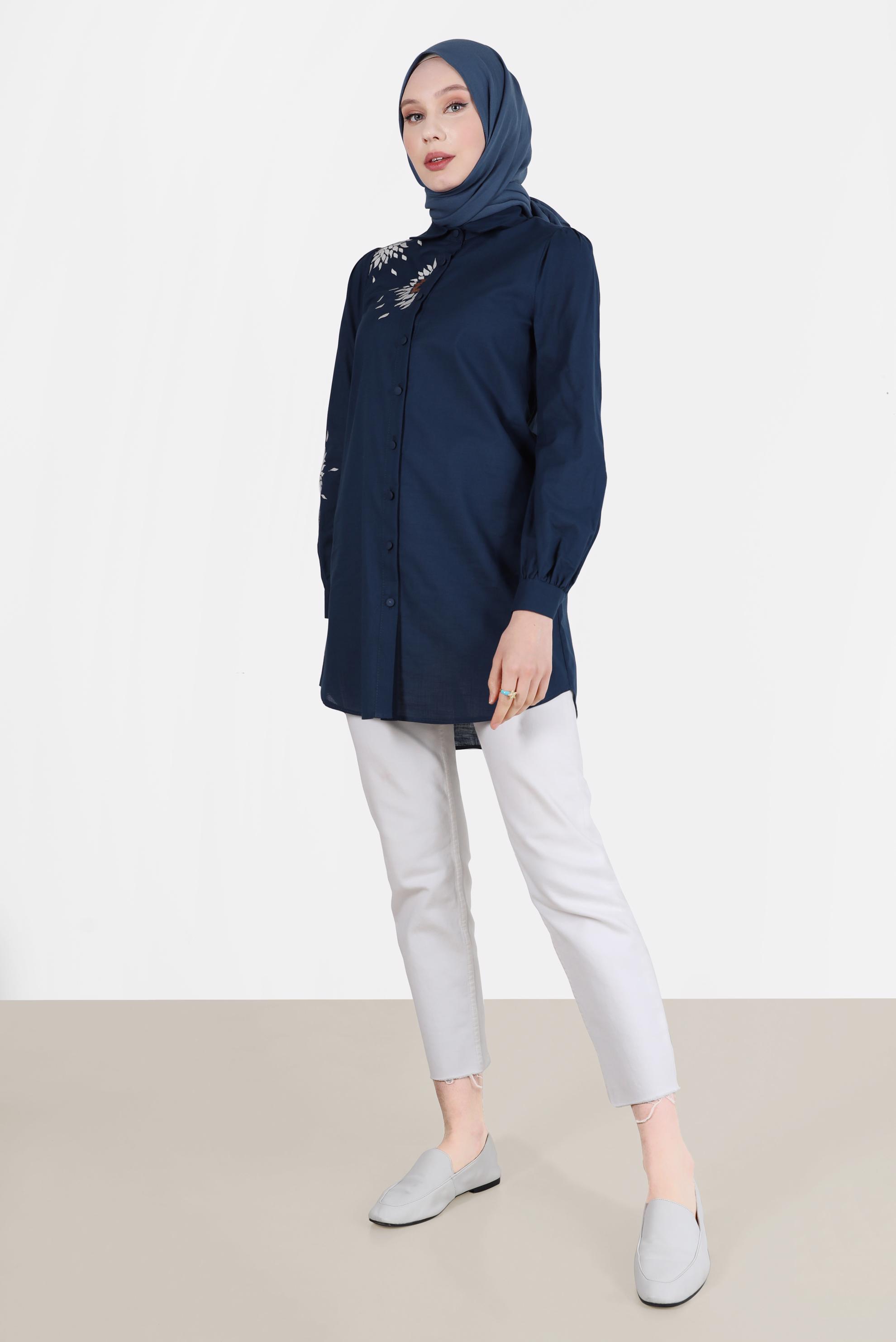 Tesettür giyim LACİVERT NAKIŞ DETAYLI BOYDAN DÜĞMELİ PAMUKLU TUNİK 42638 