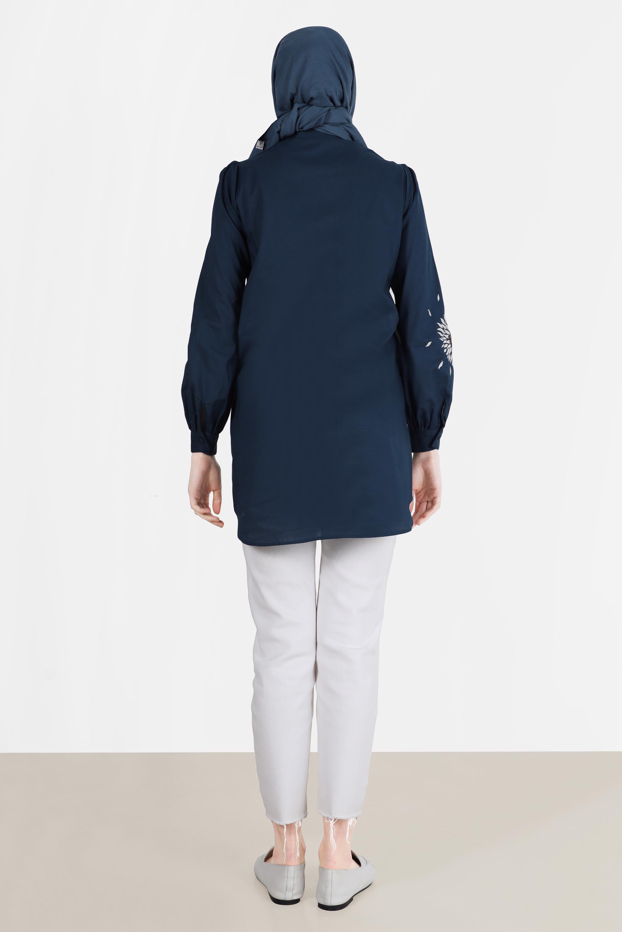 Tesettür giyim LACİVERT NAKIŞ DETAYLI BOYDAN DÜĞMELİ PAMUKLU TUNİK 42638 