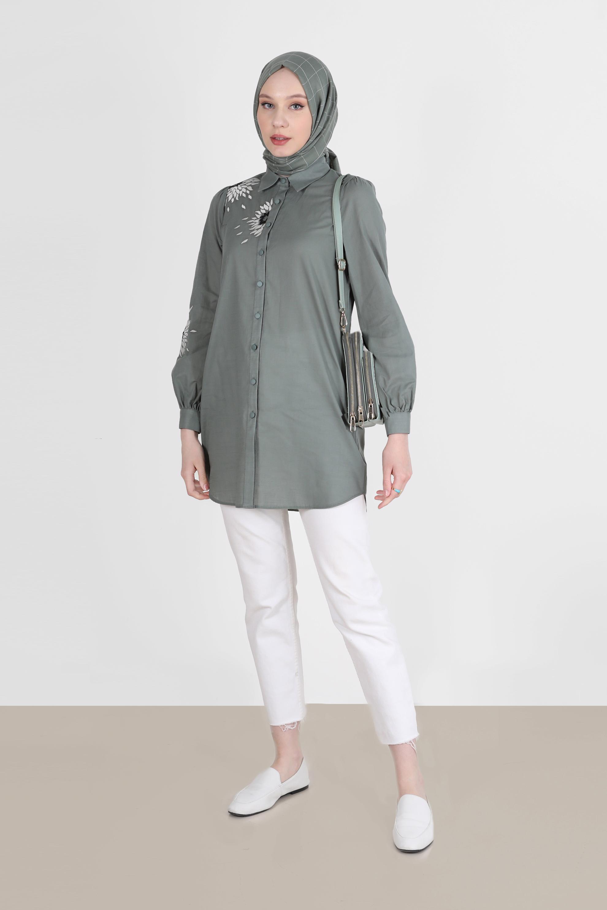 Tesettür giyim YEŞİL NAKIŞ DETAYLI BOYDAN DÜĞMELİ PAMUKLU TUNİK 42638 