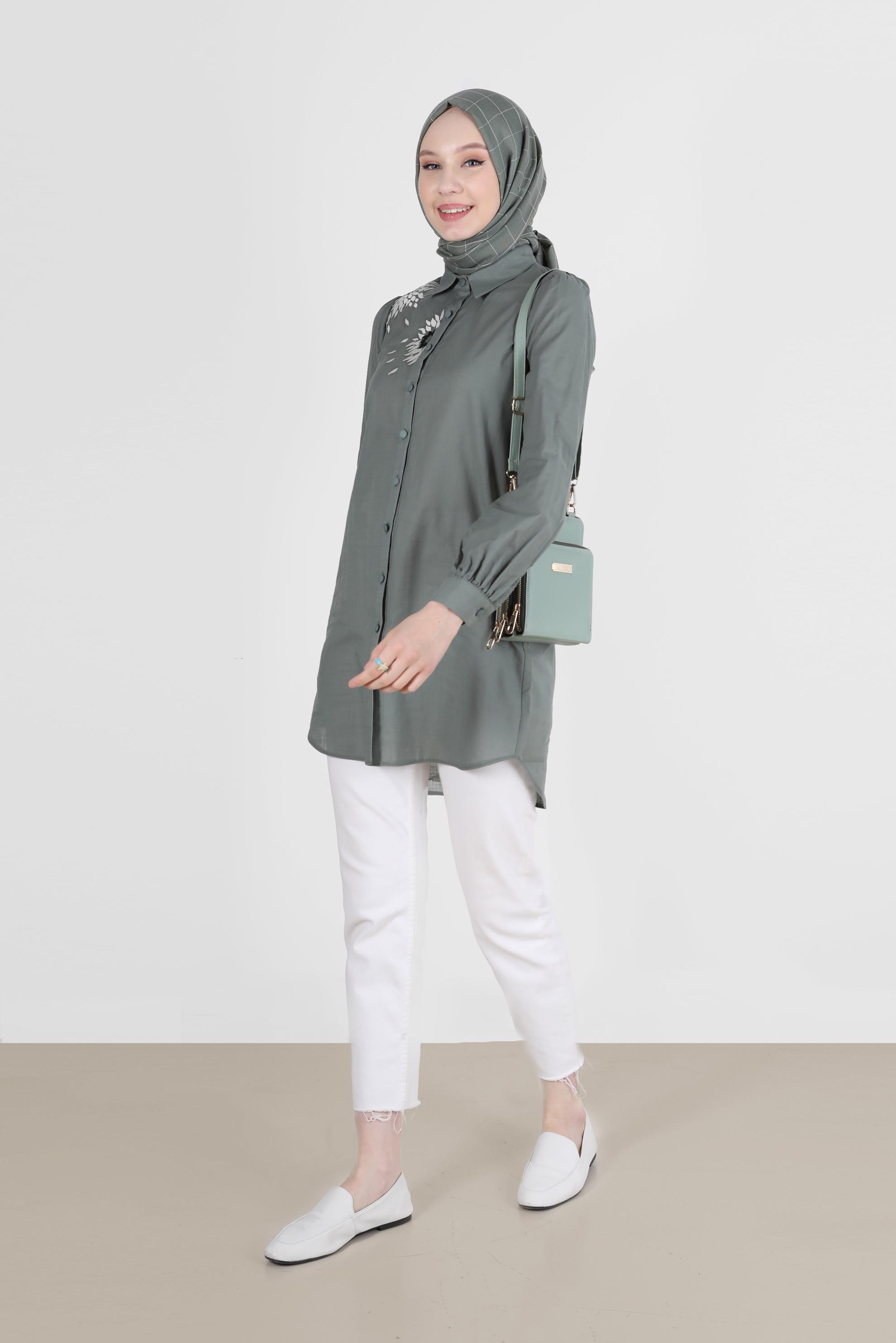 Tesettür giyim YEŞİL NAKIŞ DETAYLI BOYDAN DÜĞMELİ PAMUKLU TUNİK 42638 