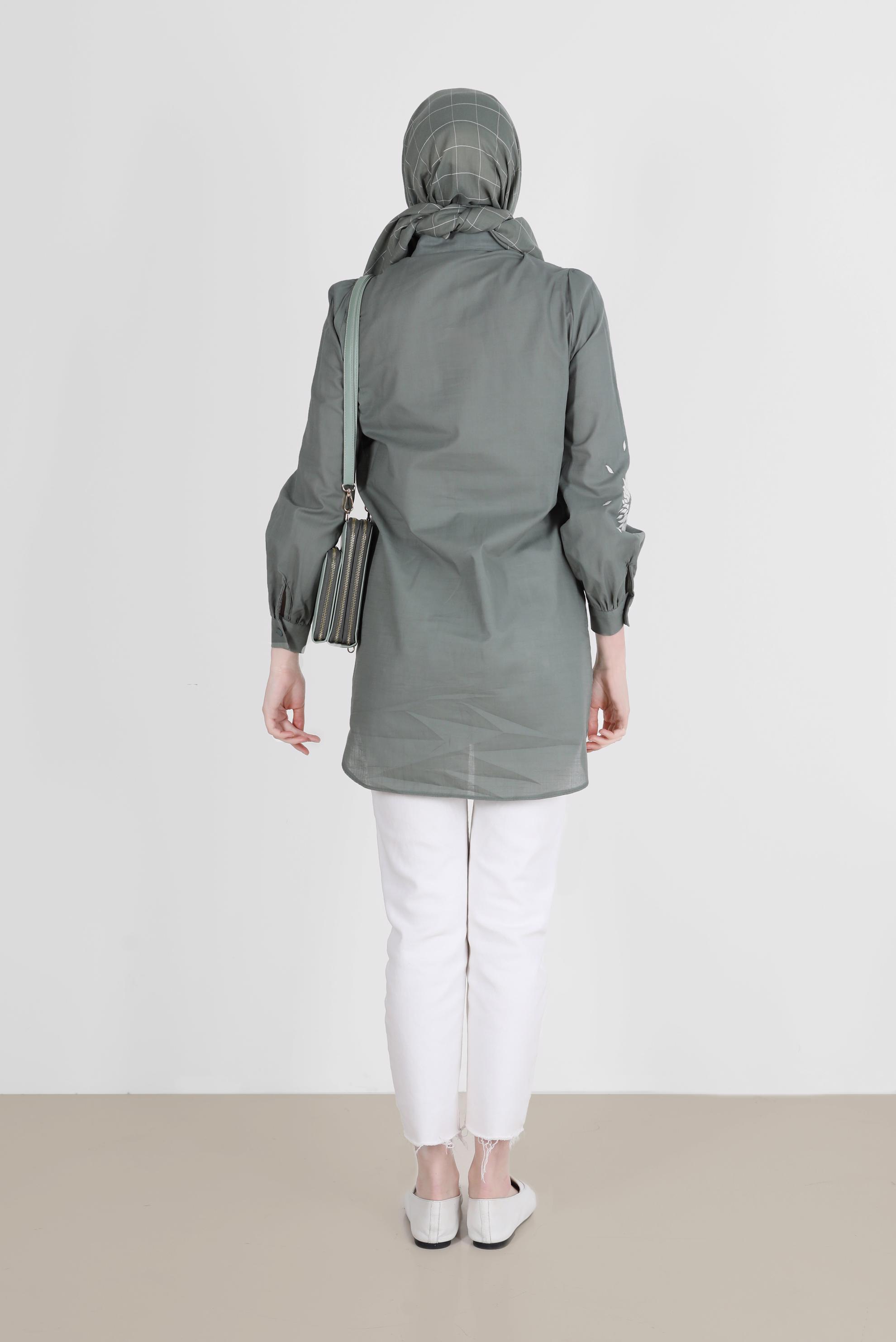 Tesettür giyim YEŞİL NAKIŞ DETAYLI BOYDAN DÜĞMELİ PAMUKLU TUNİK 42638 