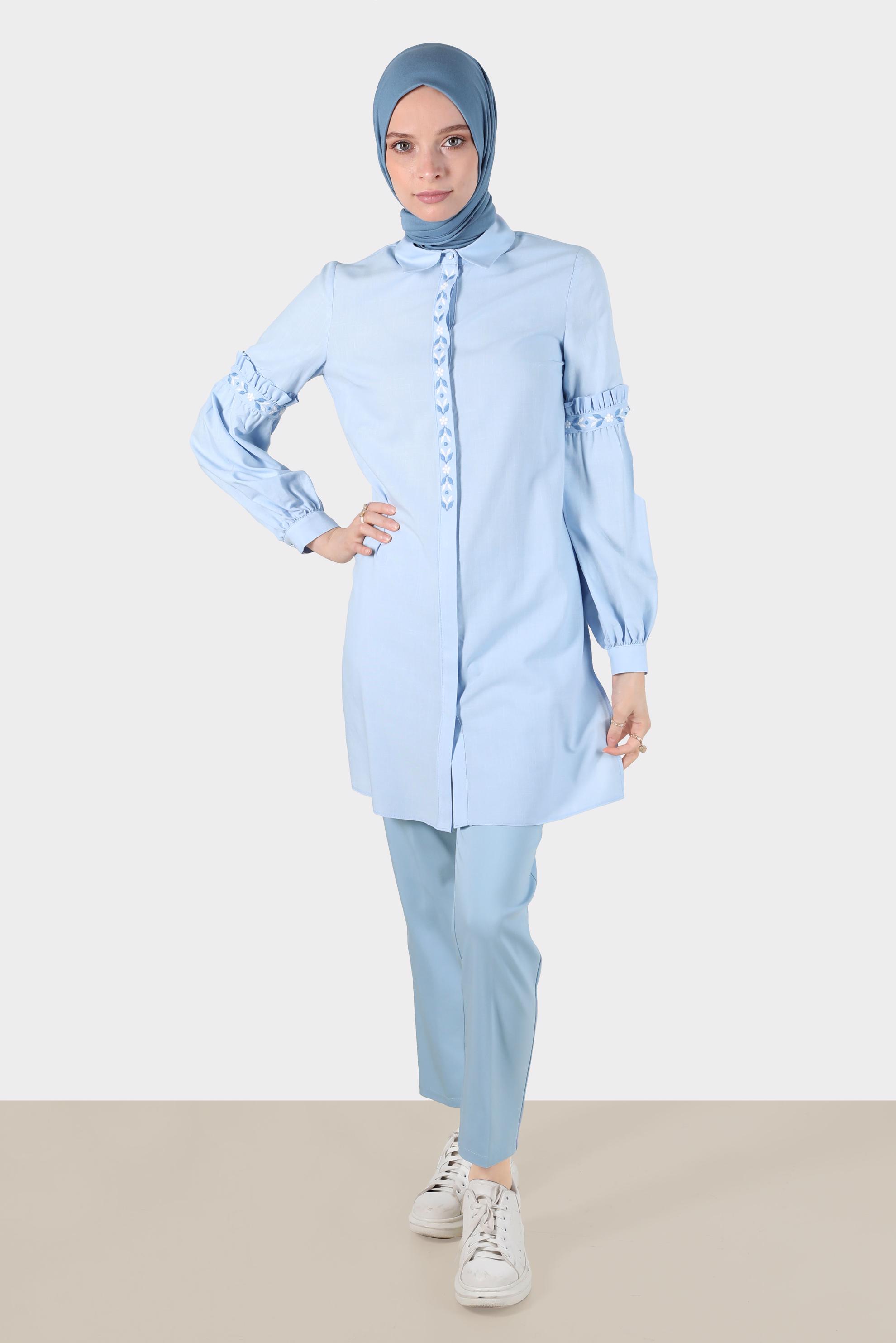 Tesettür giyim MAVİ NAKIŞ DETAYLI GİZLİ DÜĞMELİ PAMUKLU TUNİK 42824 