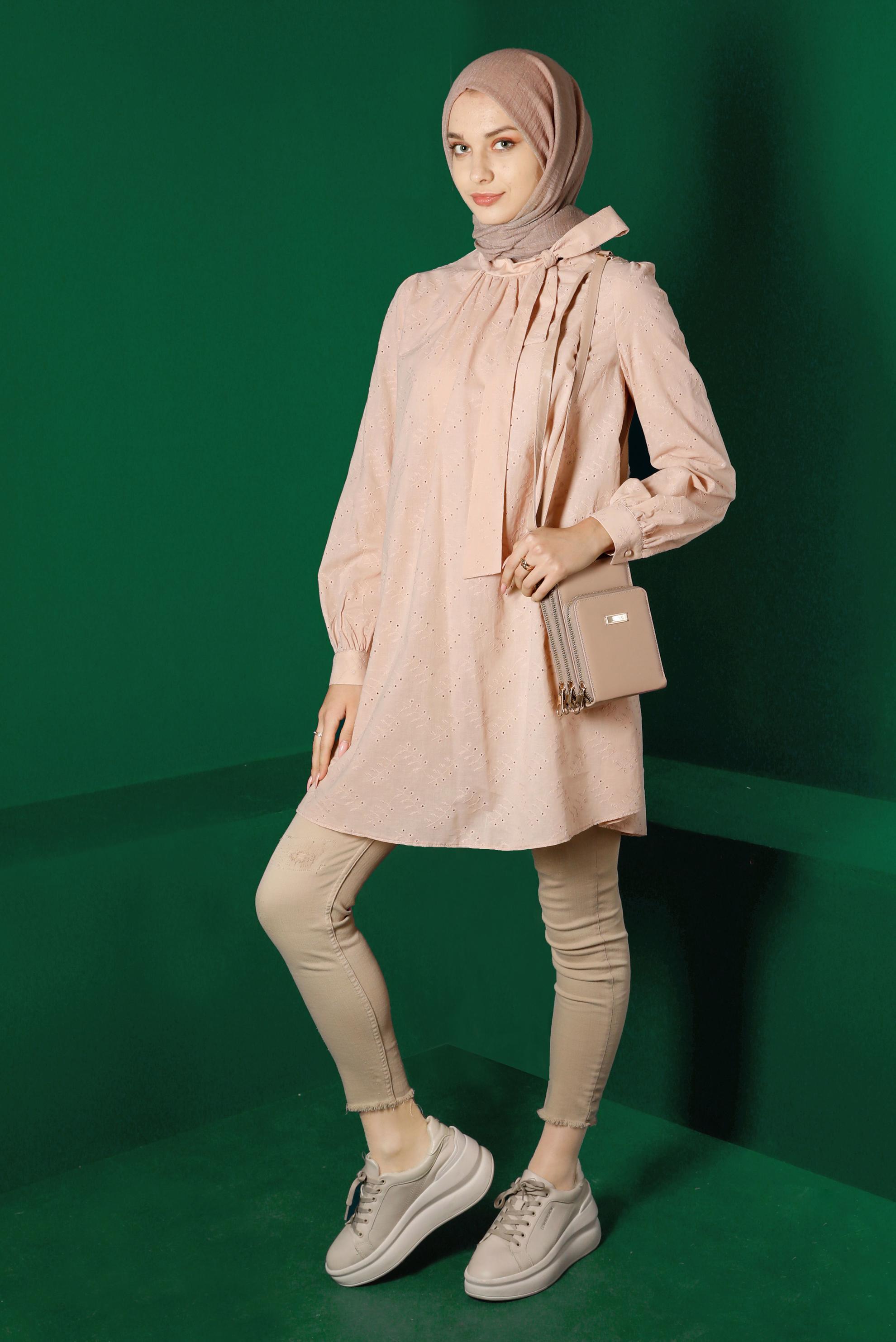 Tesettür giyim BEJ BOYUNDAN BAĞLAMALI FİSTOLU TUNİK 42927 