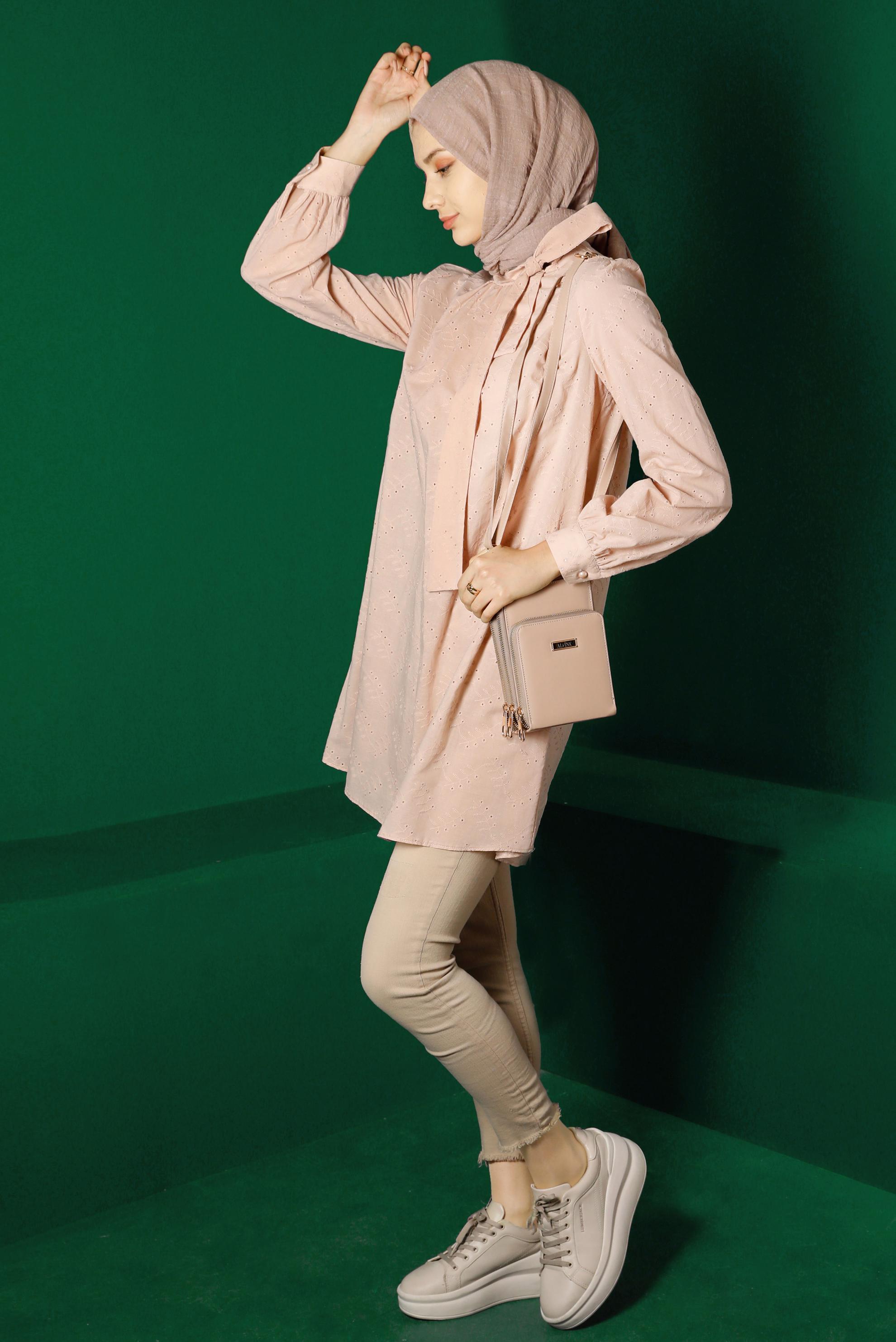 Tesettür giyim BEJ BOYUNDAN BAĞLAMALI FİSTOLU TUNİK 42927 