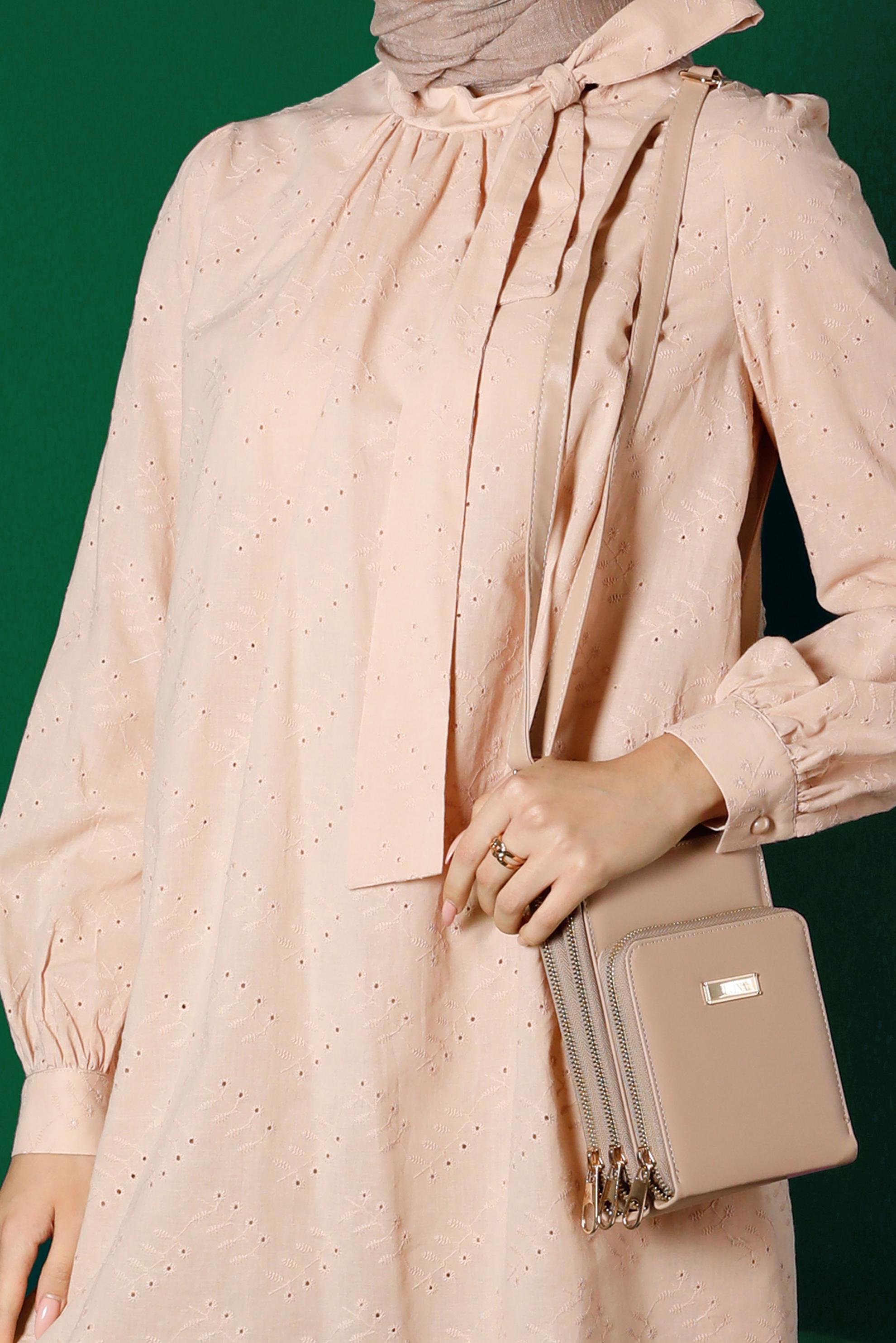 Tesettür giyim BEJ BOYUNDAN BAĞLAMALI FİSTOLU TUNİK 42927 