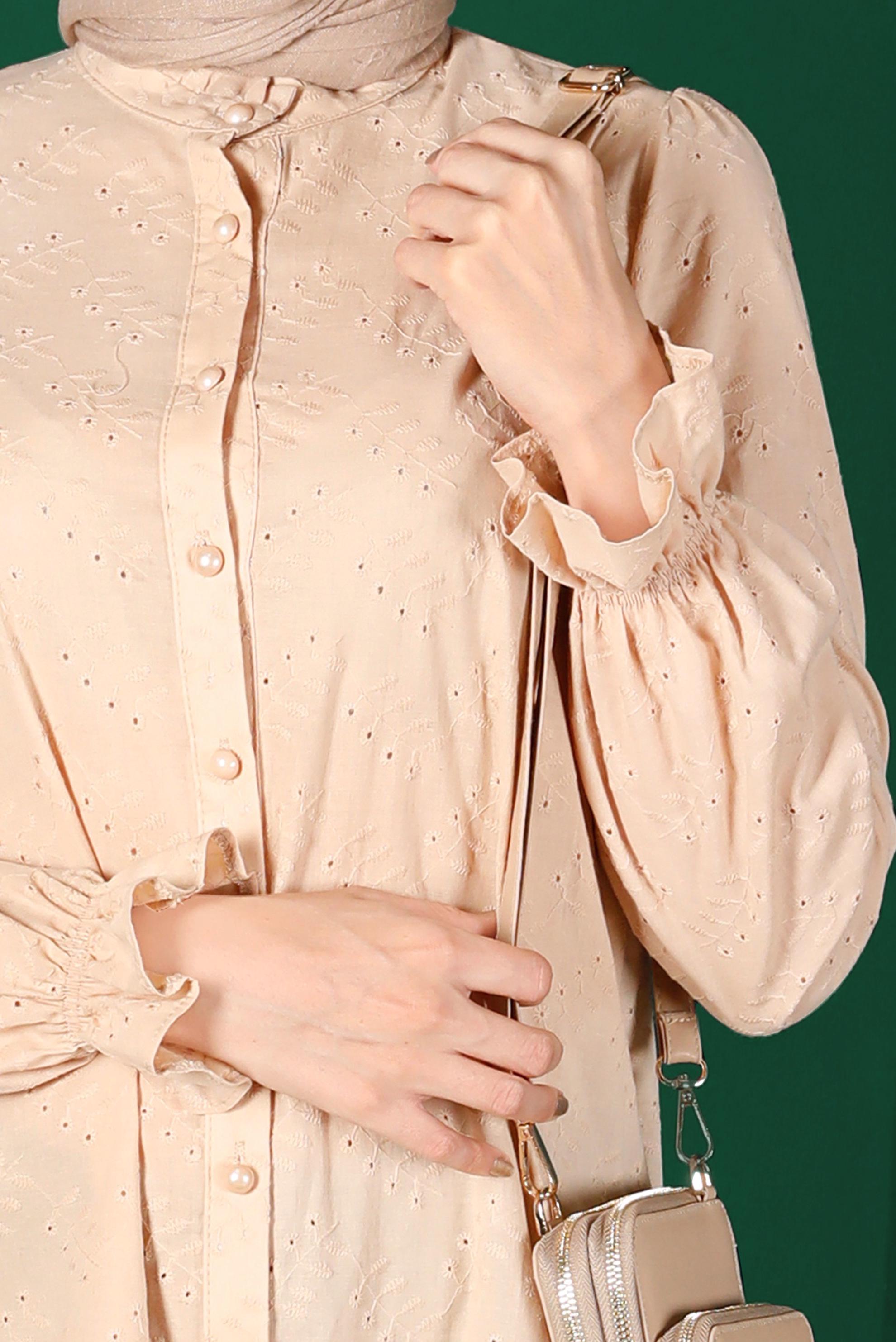 Tesettür giyim BEJ MANŞETLERİ LASTİKLİ FİSTOLU PAMUKLU TUNİK 42928 