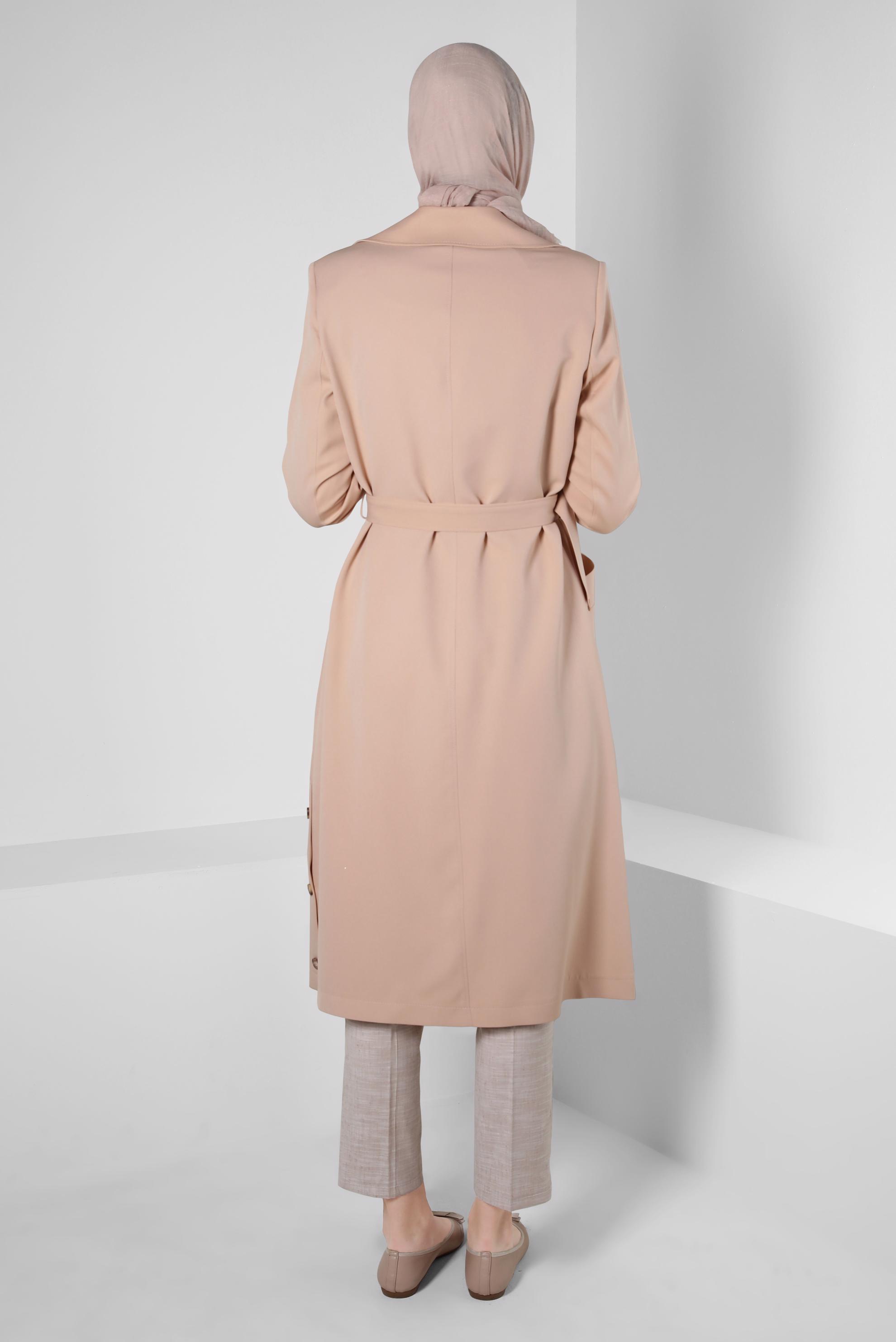 Tesettür giyim BEJ DÜĞMELİ KUŞAKLI KRUVAZE YAKA TRENÇKOT 10559 