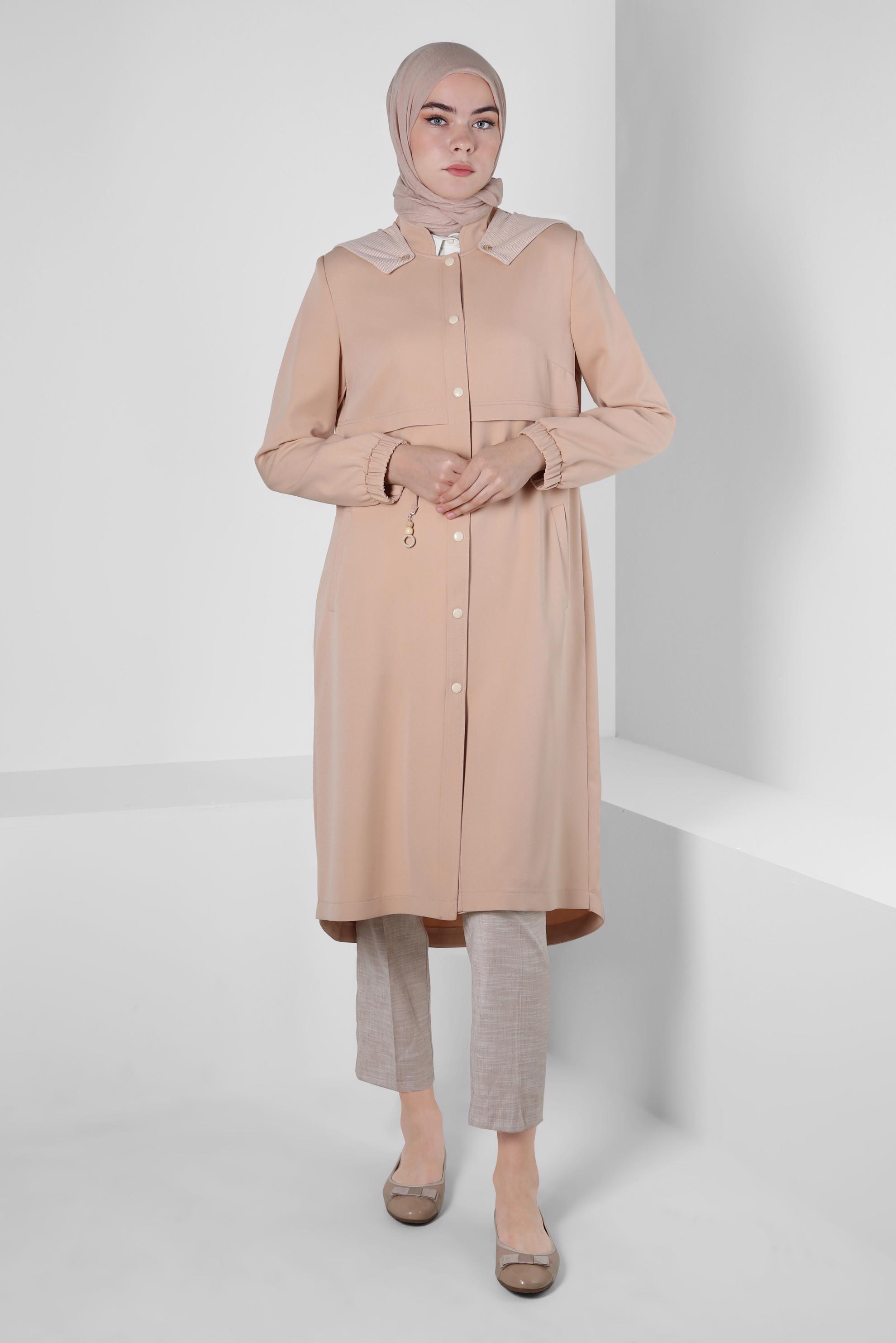 Tesettür giyim BEJ BELİ BÜZGÜLÜ KAPÜŞONLU TRENÇKOT 10562