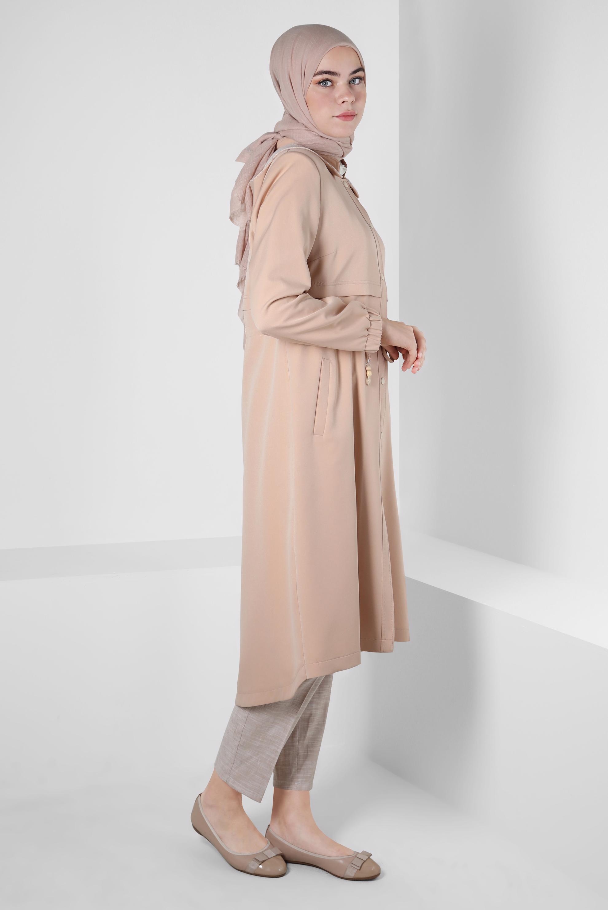 Tesettür giyim BEJ BELİ BÜZGÜLÜ KAPÜŞONLU TRENÇKOT 10562