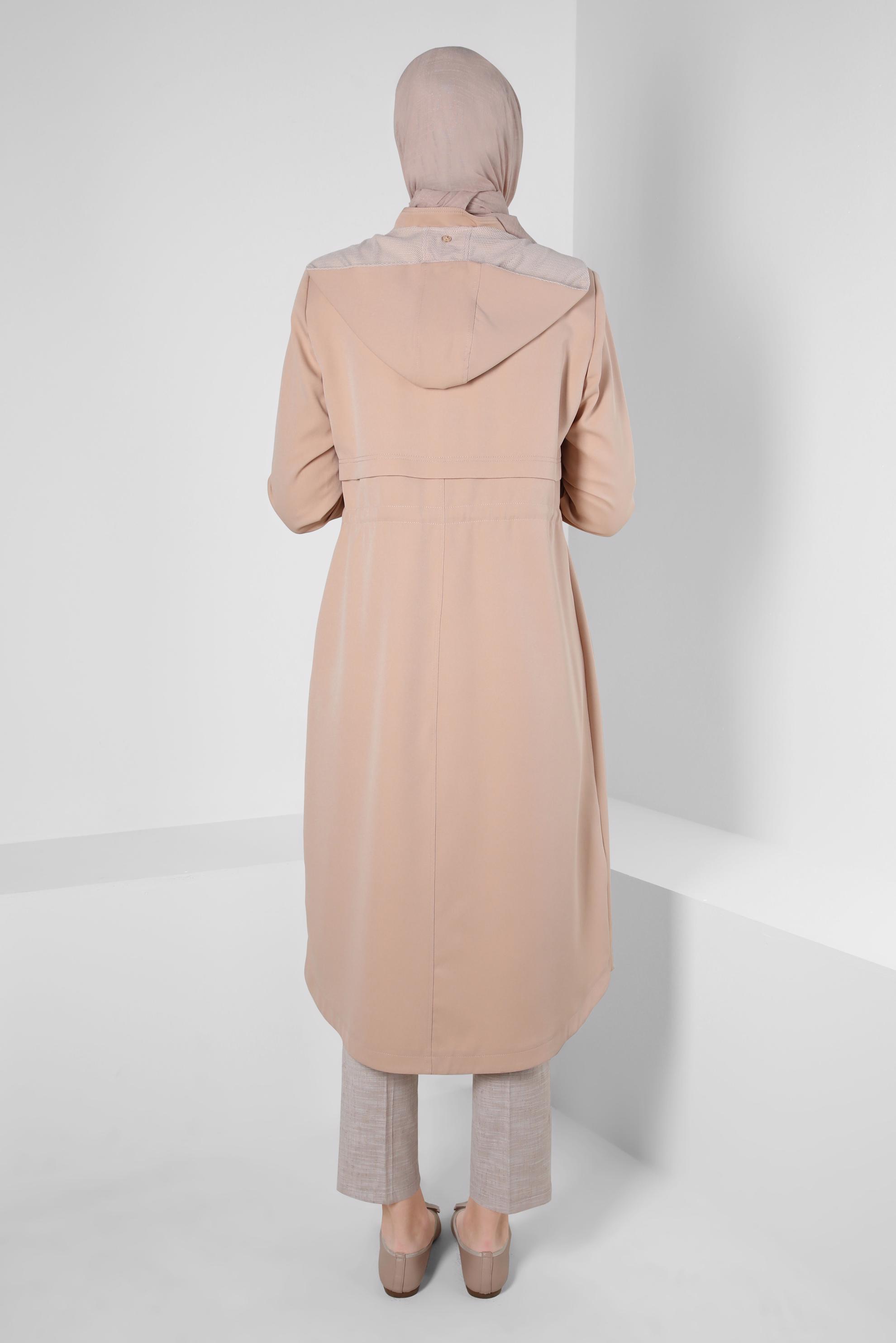 Tesettür giyim BEJ BELİ BÜZGÜLÜ KAPÜŞONLU TRENÇKOT 10562