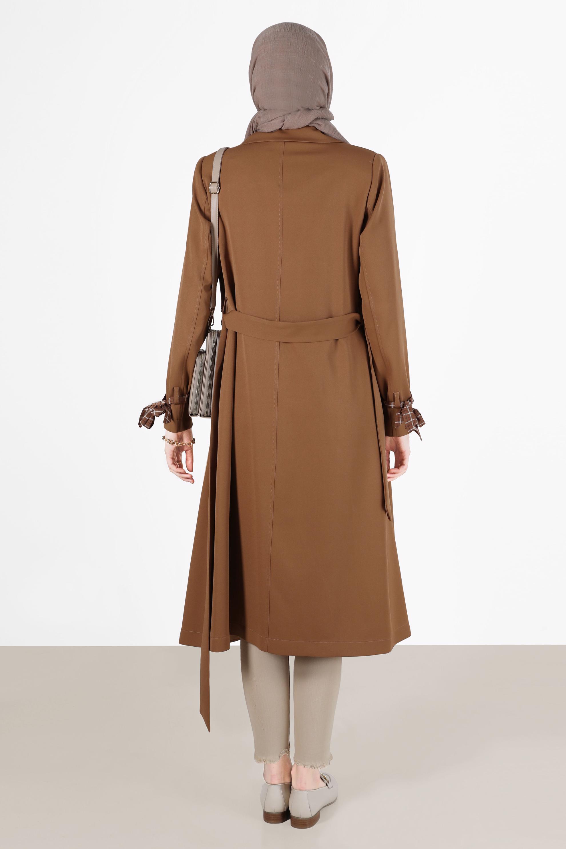 Tesettür giyim KAHVE MANŞETLERİ FULAR DETAYLI KLASİK TRENÇKOT 10563