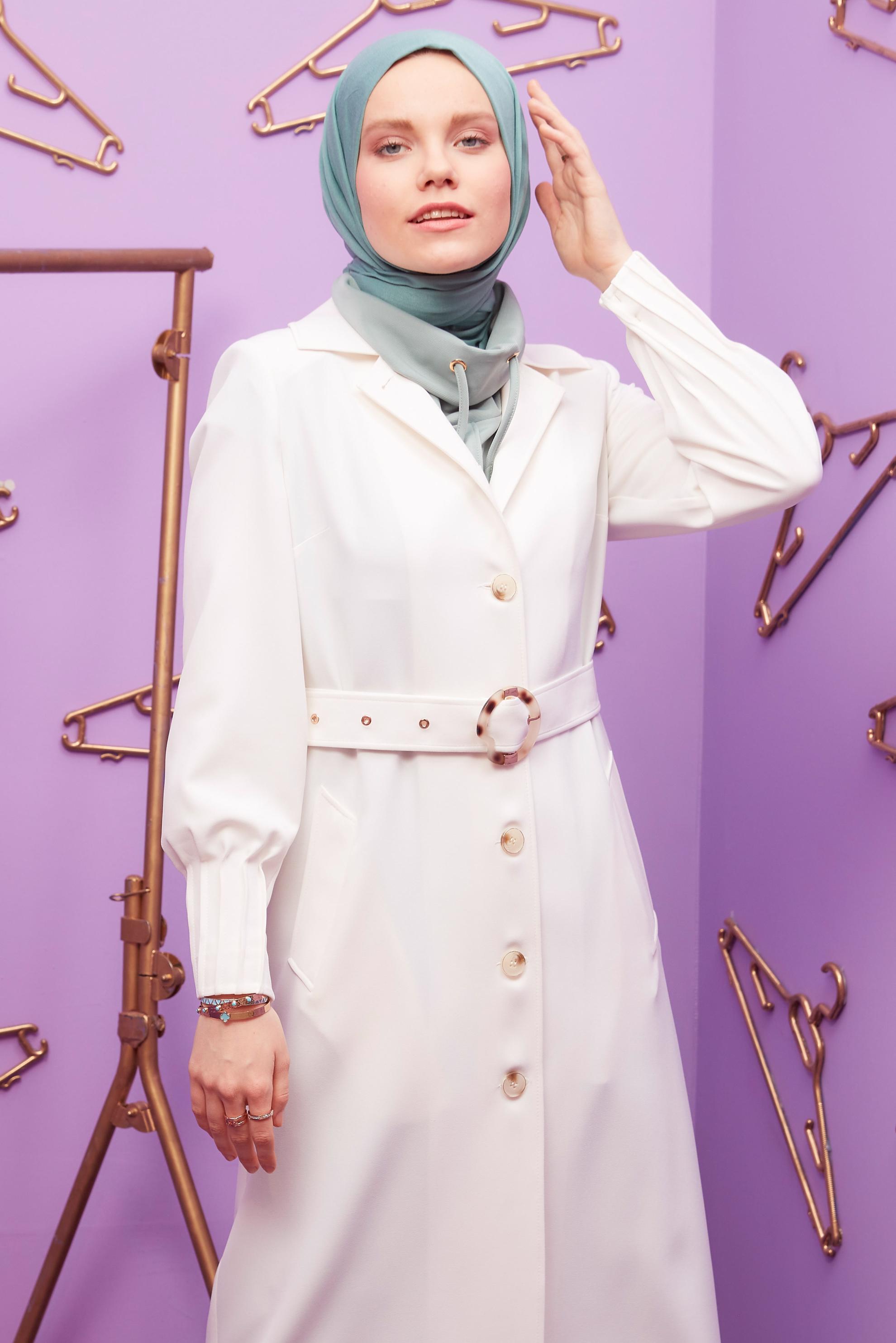 Tesettür giyim BEYAZ DÜĞMELİ KEMERLİ TRENÇKOT 10593 