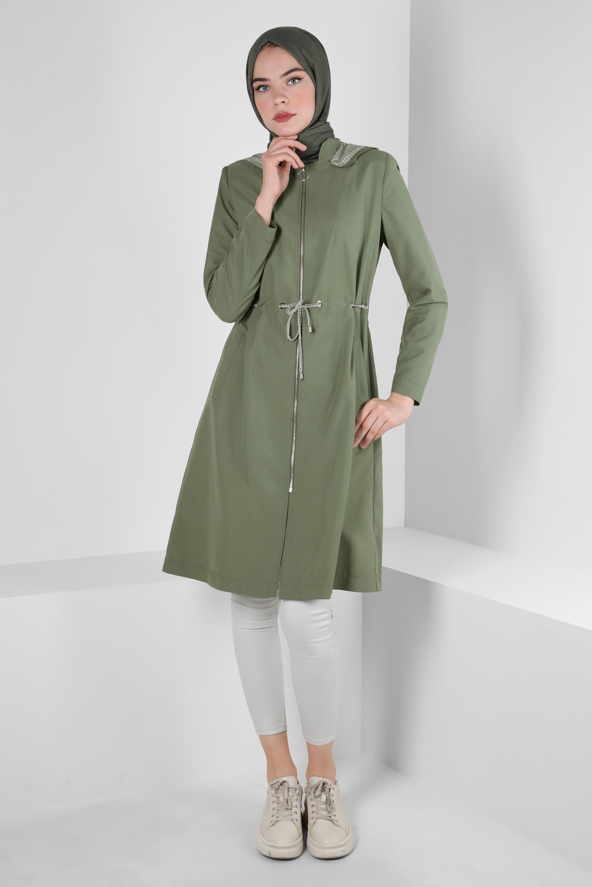 Tesettür giyim HAKİ BELİ BÜZGÜLÜ KAPÜŞONLU TRENÇKOT 10597 