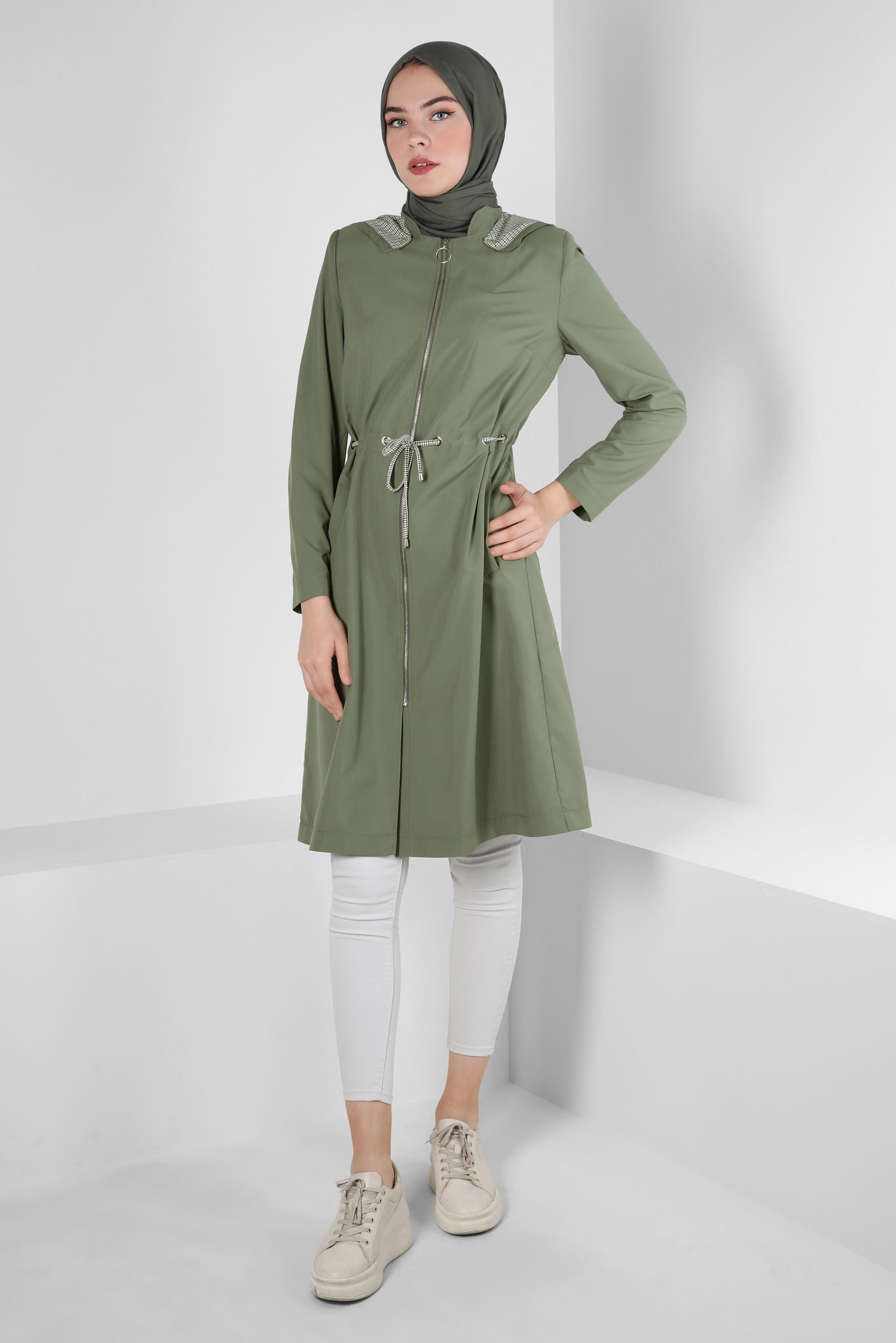 Tesettür giyim HAKİ BELİ BÜZGÜLÜ KAPÜŞONLU TRENÇKOT 10597 