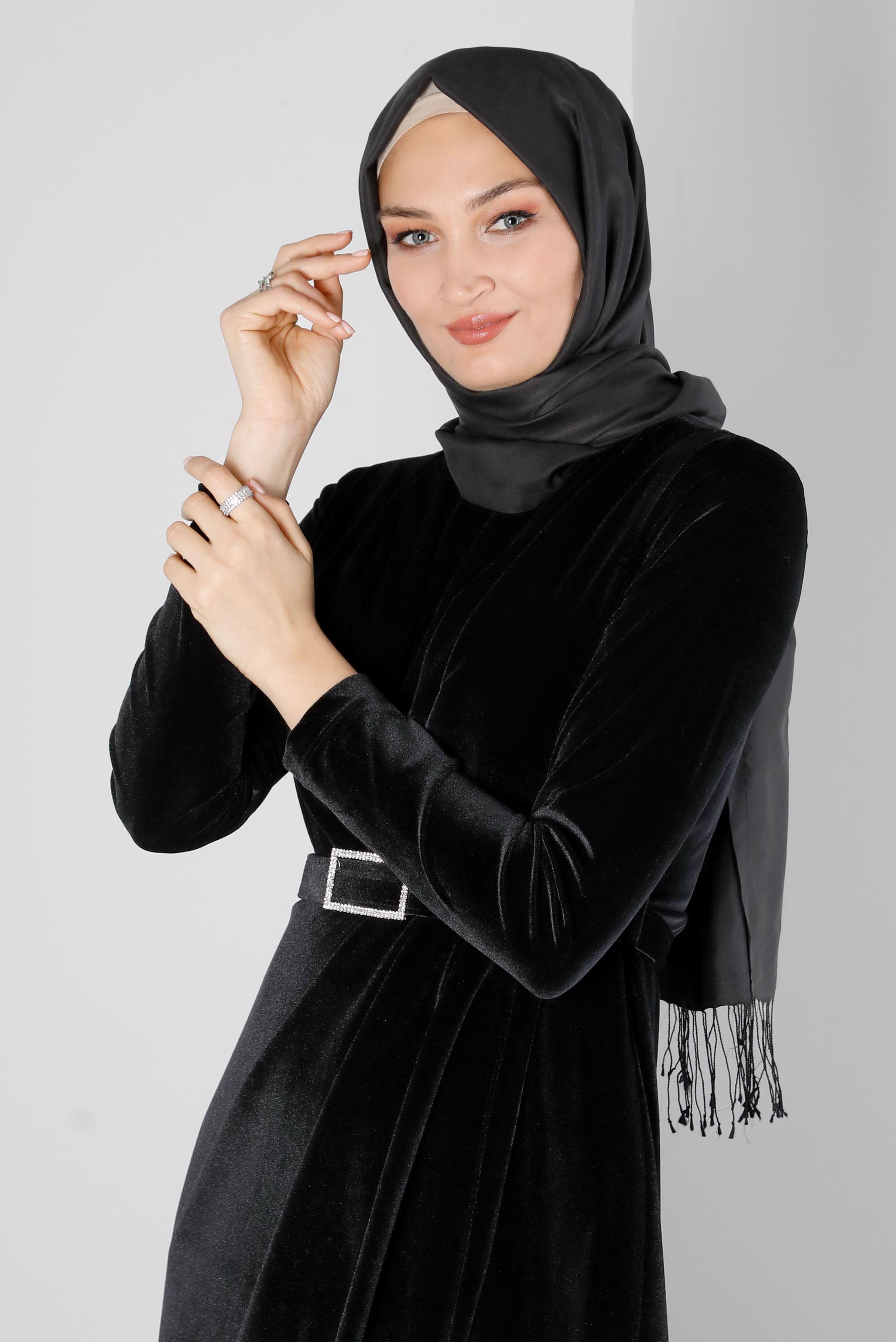Tesettür giyim SİYAH KEMERİ TAŞ DETAYLI KADİFE ABİYE ELBİSE 50282