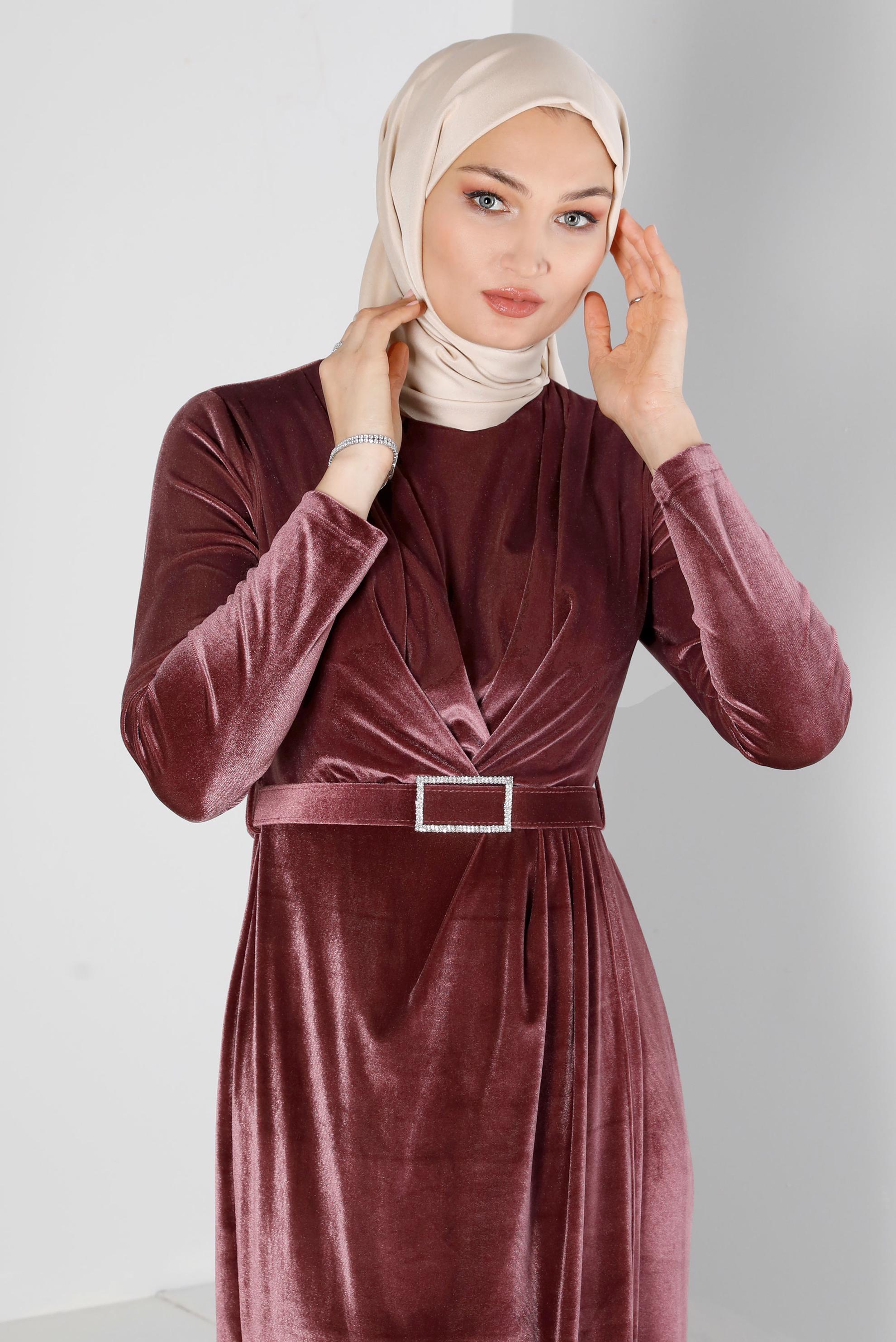 Tesettür giyim PEMBE KEMERİ TAŞ DETAYLI KADİFE ABİYE ELBİSE 50282