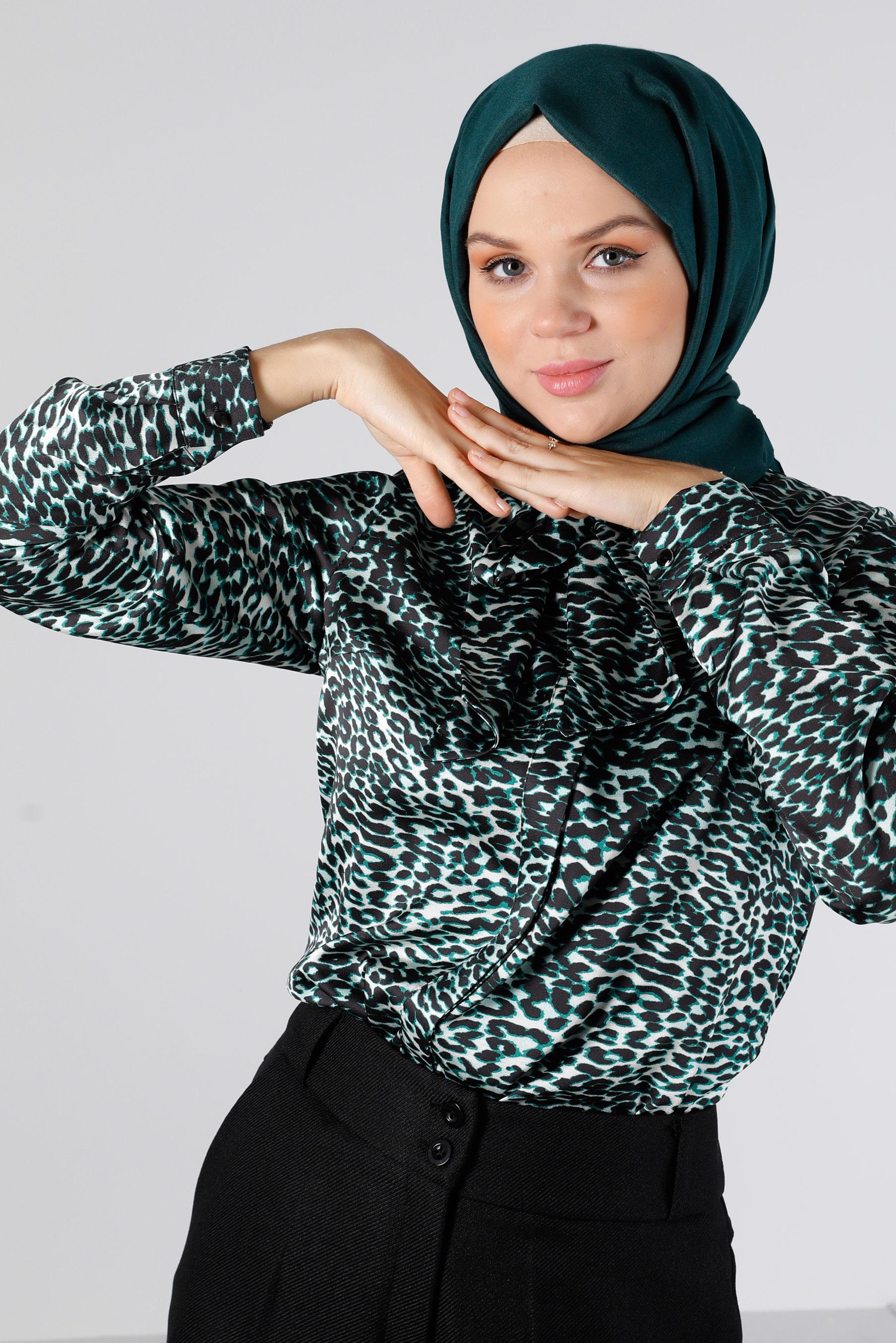 Vêtements hijab VERT BLOUSE EN SATIN MOTIF LÉOPARD 43410