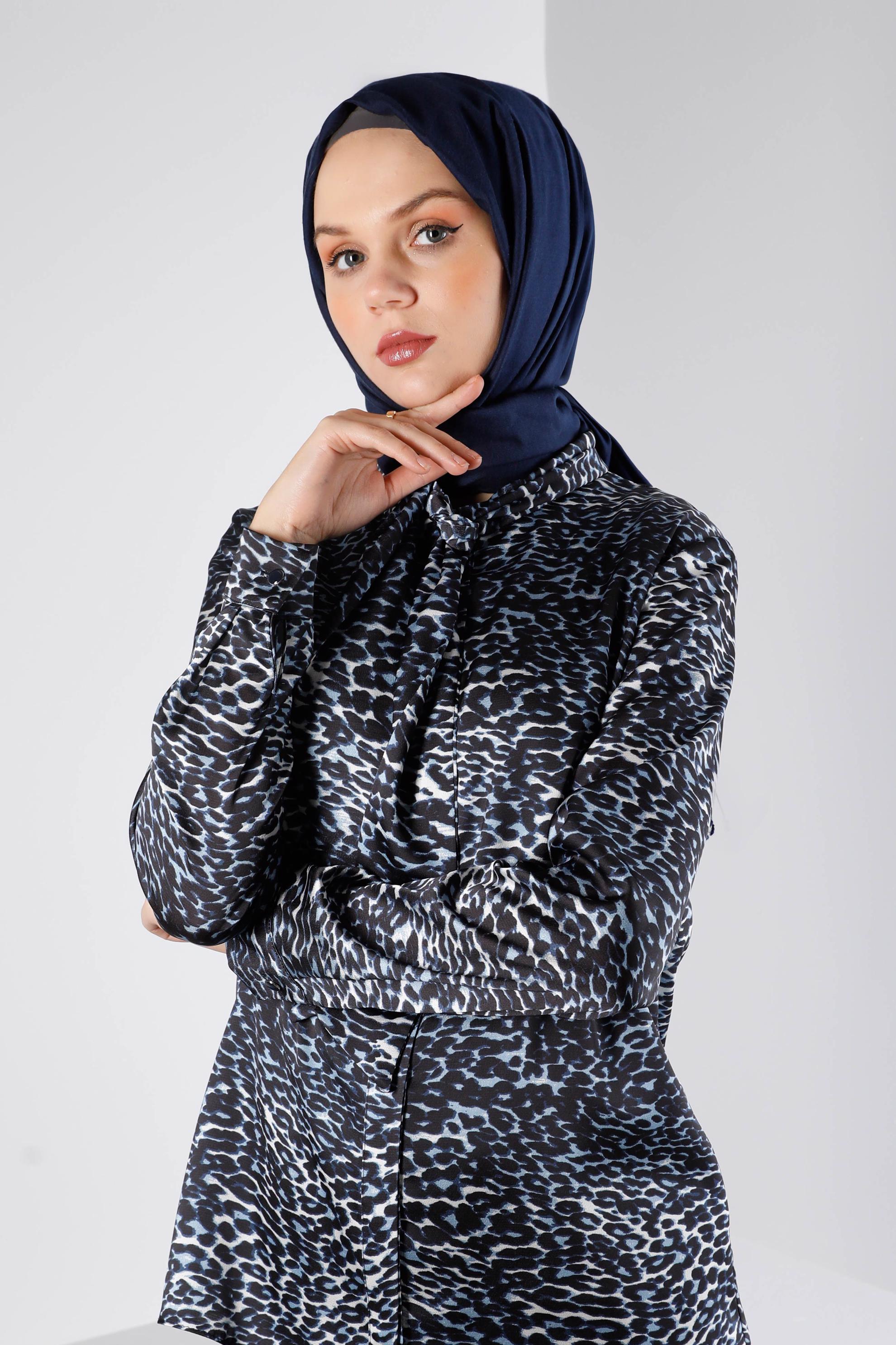 Vêtements hijab BLEU MARINE BLOUSE EN SATIN MOTIF LÉOPARD 43410