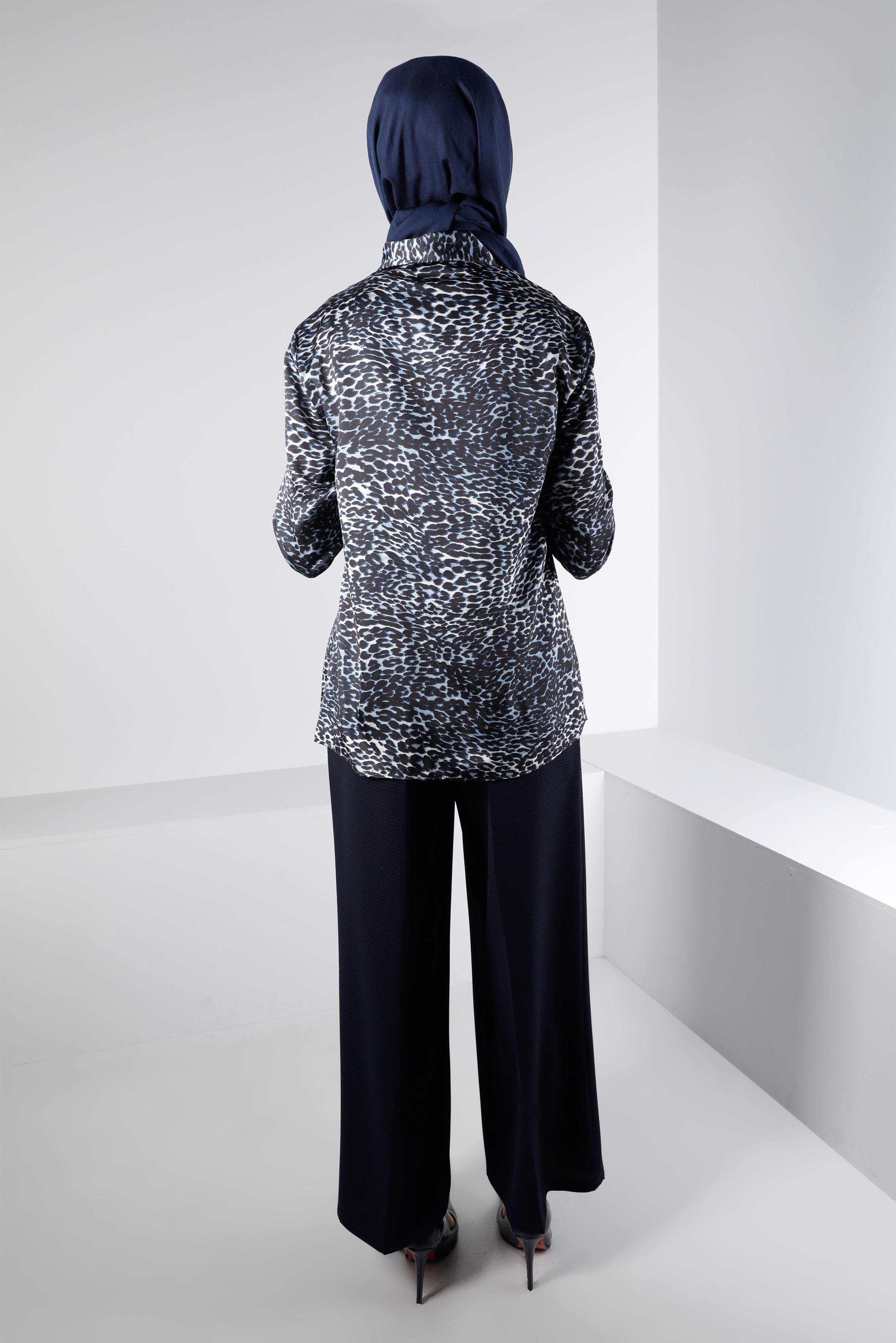 Vêtements hijab BLEU MARINE BLOUSE EN SATIN MOTIF LÉOPARD 43410