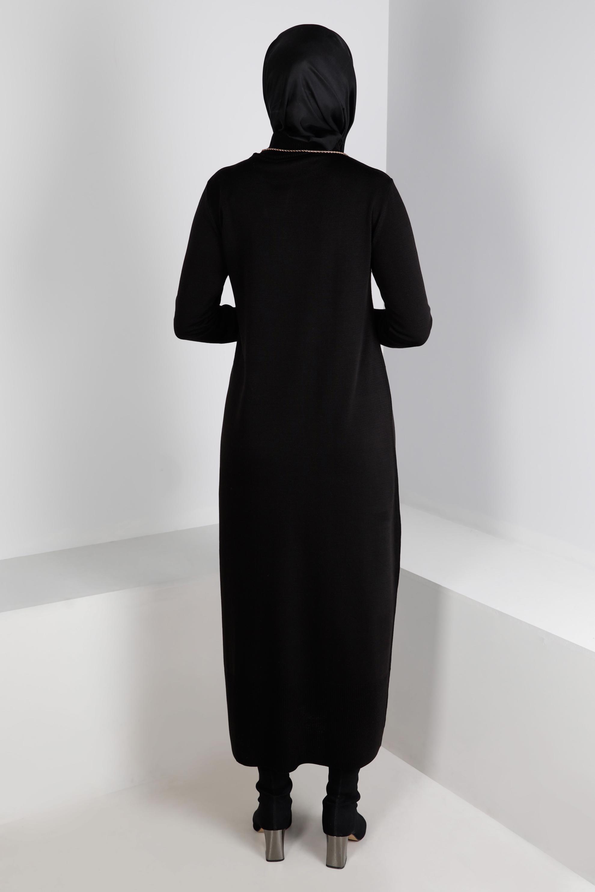 Tesettür giyim SİYAH ETEK UCU VE MANŞETLERİ DÜĞMELİ TRİKO ELBİSE 43130