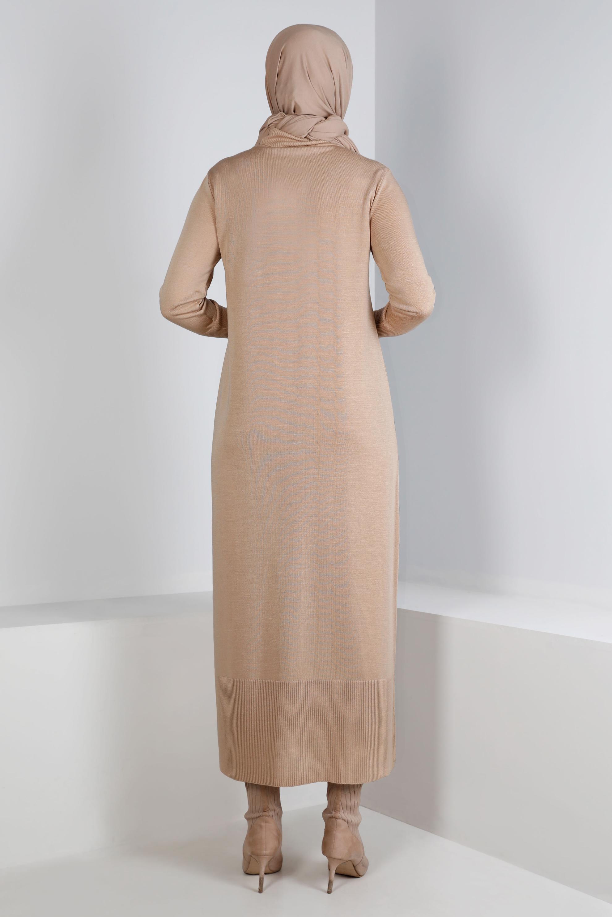Tesettür giyim BEJ ETEK UCU VE MANŞETLERİ DÜĞMELİ TRİKO ELBİSE 43130