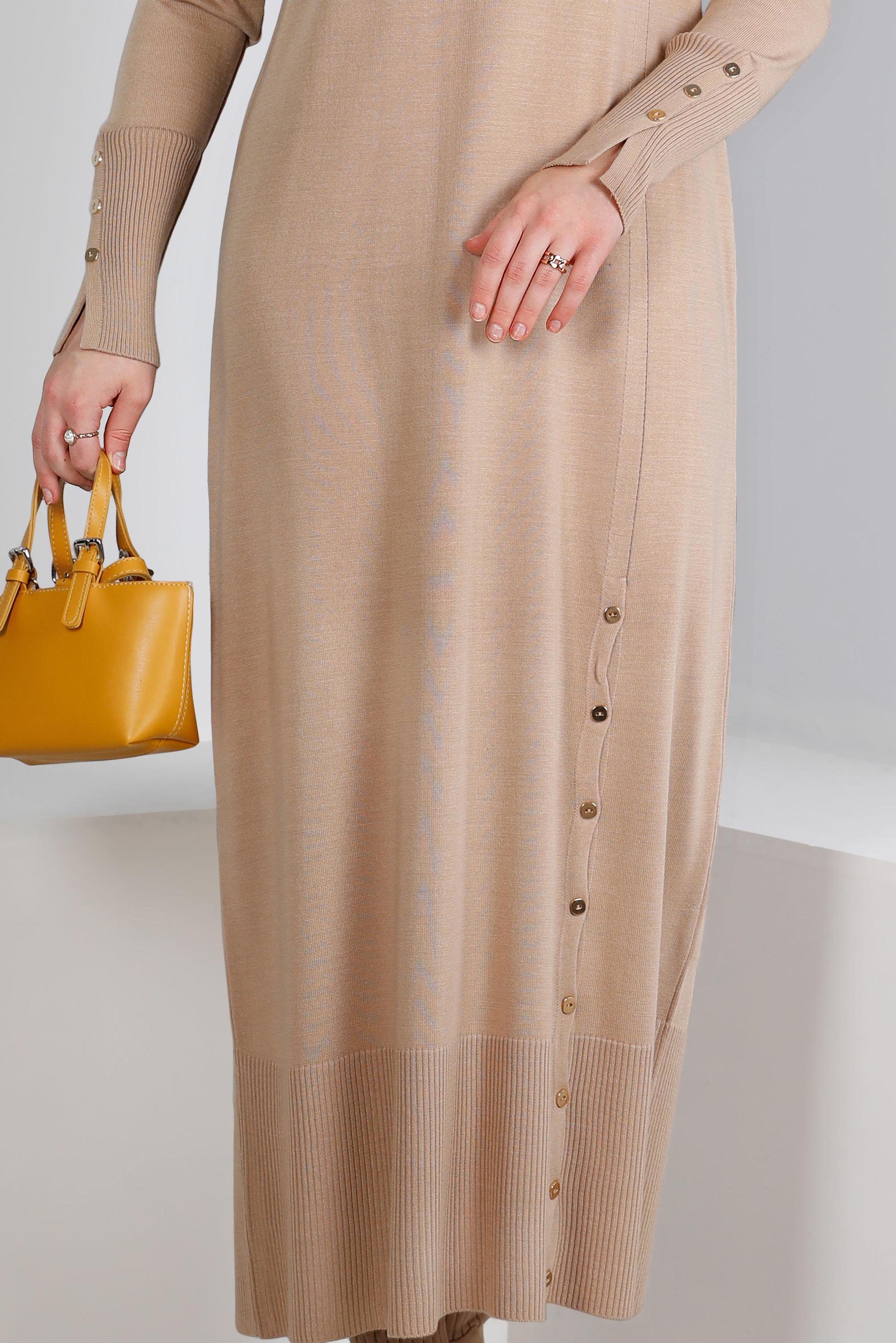 Tesettür giyim BEJ ETEK UCU VE MANŞETLERİ DÜĞMELİ TRİKO ELBİSE 43130