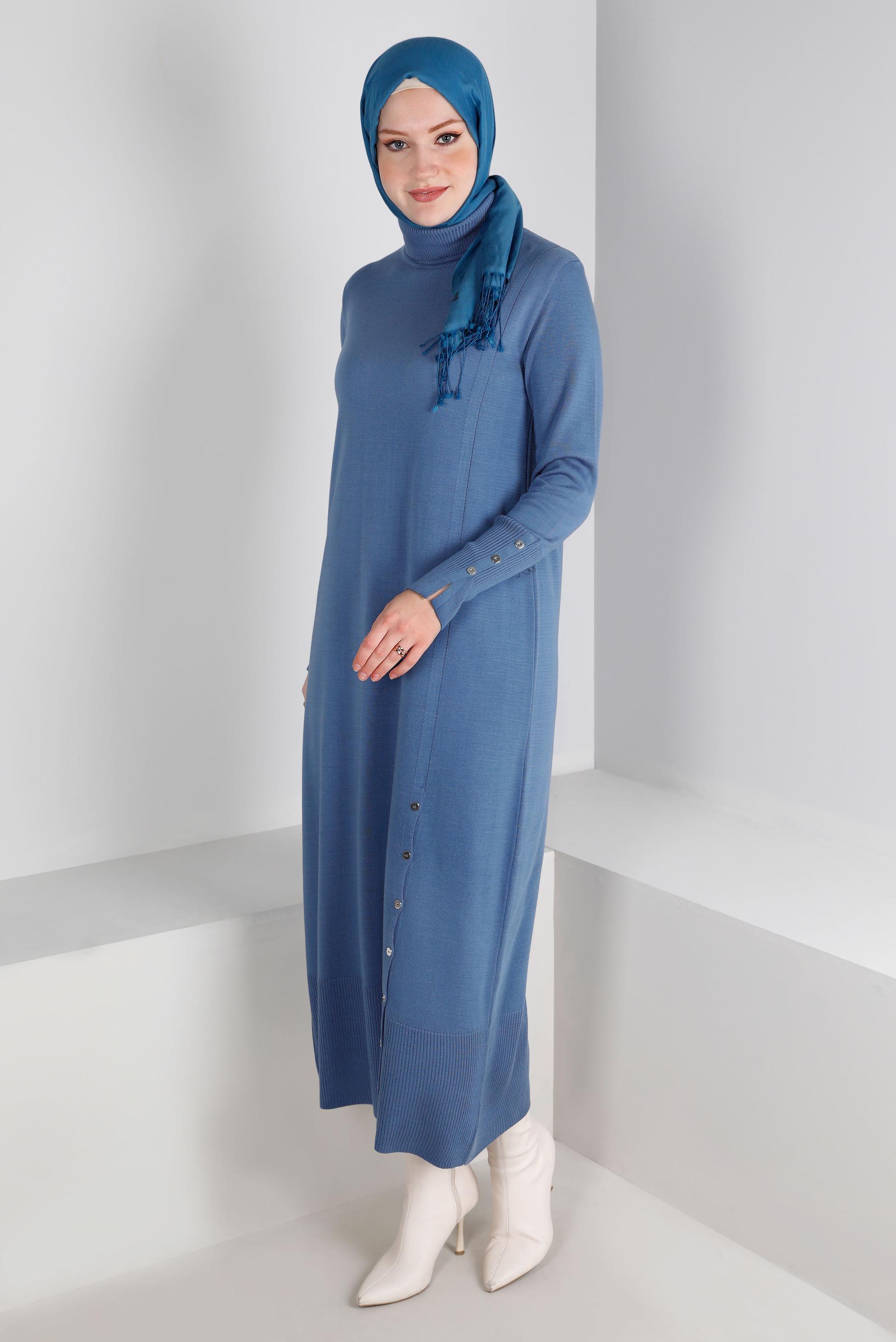 Tesettür giyim MAVİ ETEK UCU VE MANŞETLERİ DÜĞMELİ TRİKO ELBİSE 43130