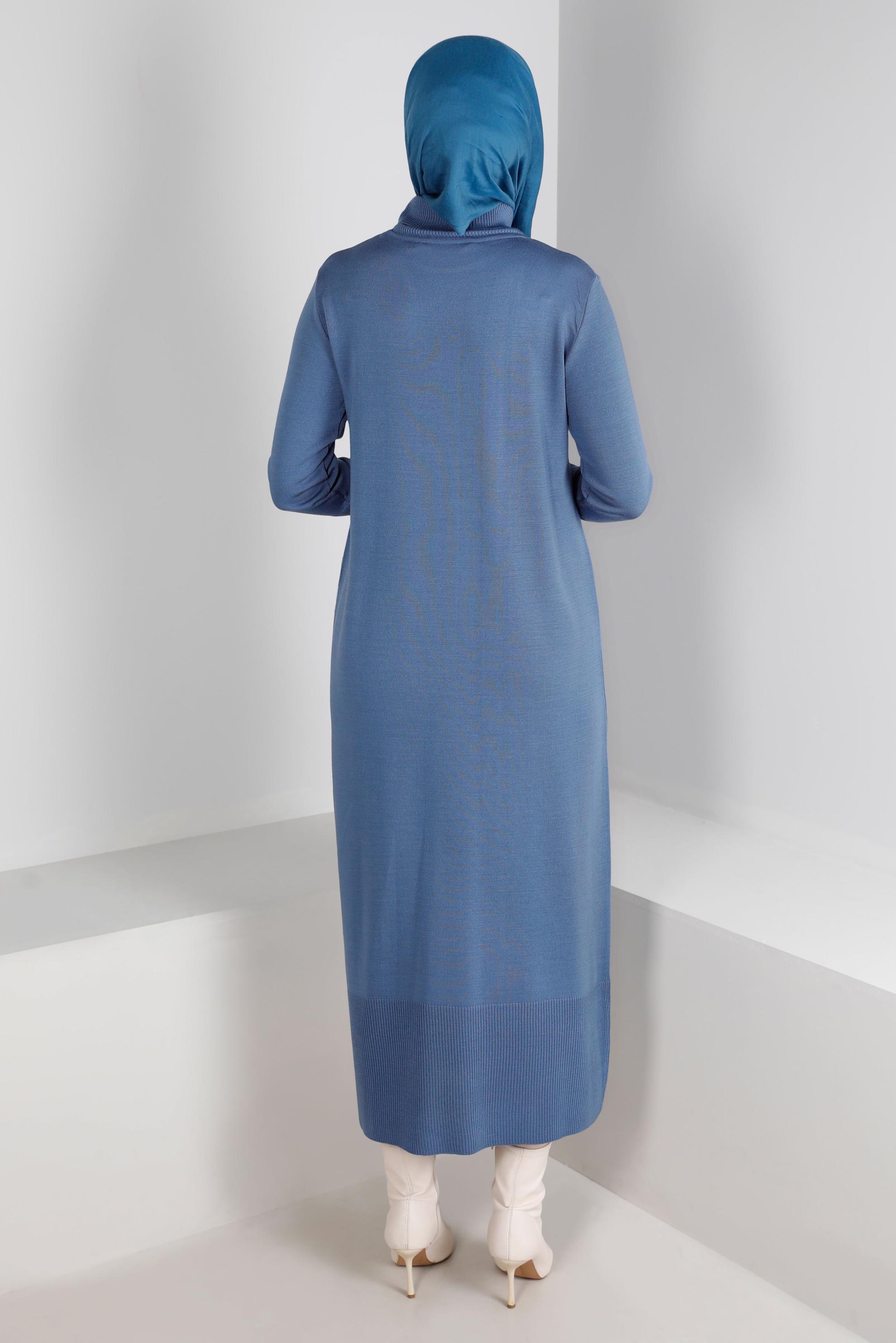 Tesettür giyim MAVİ ETEK UCU VE MANŞETLERİ DÜĞMELİ TRİKO ELBİSE 43130