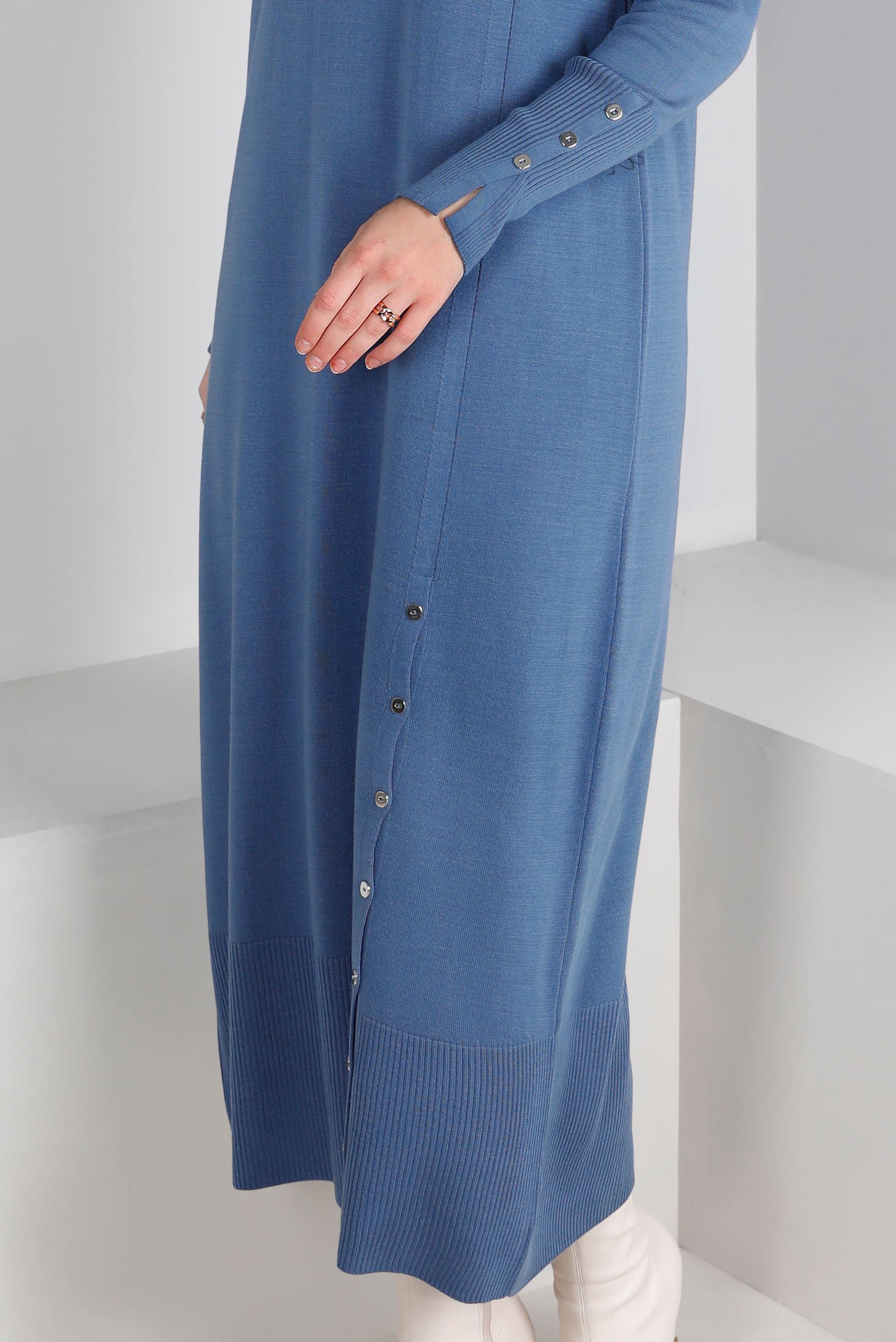 Tesettür giyim MAVİ ETEK UCU VE MANŞETLERİ DÜĞMELİ TRİKO ELBİSE 43130