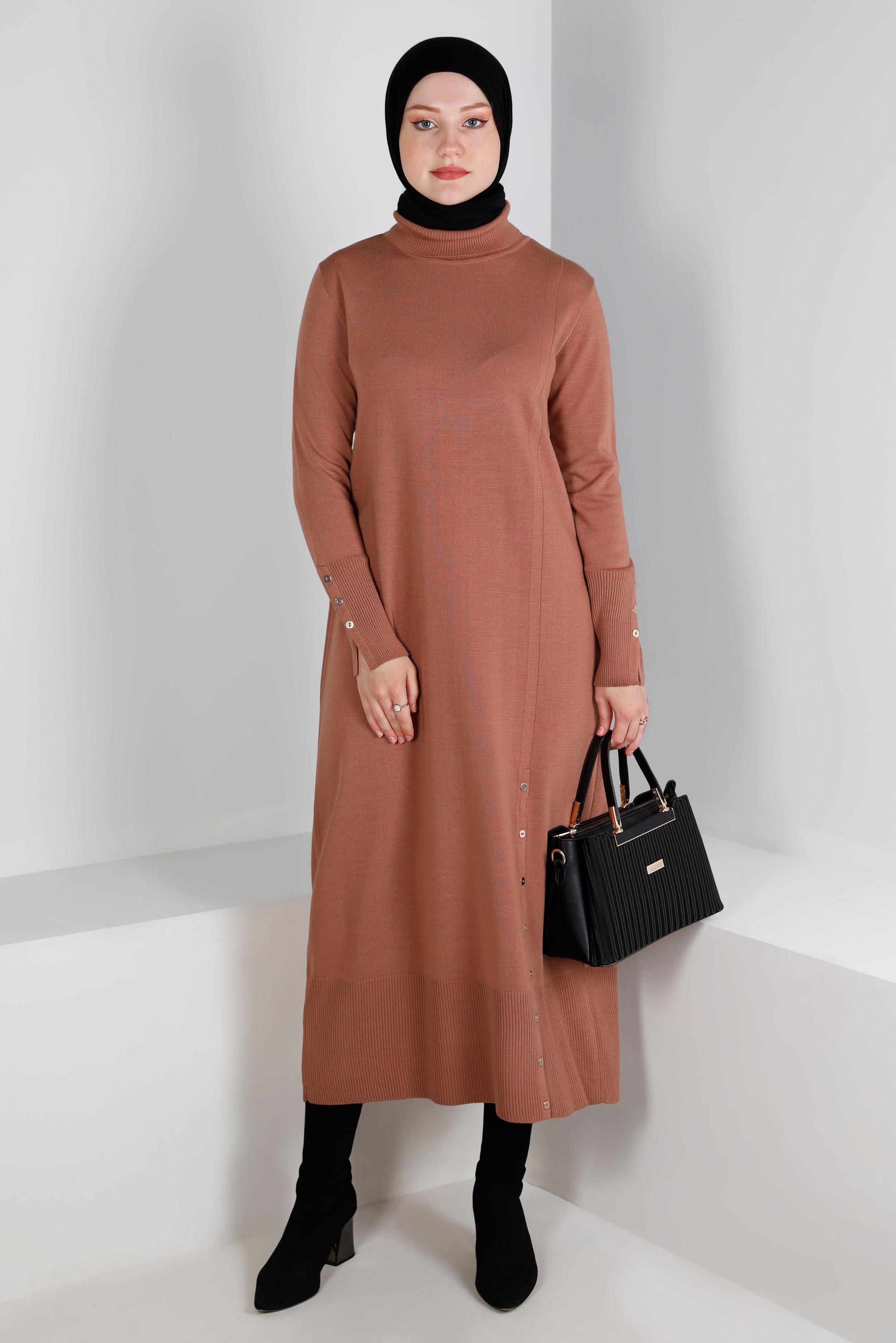 Tesettür giyim KAHVE ETEK UCU VE MANŞETLERİ DÜĞMELİ TRİKO ELBİSE 43130