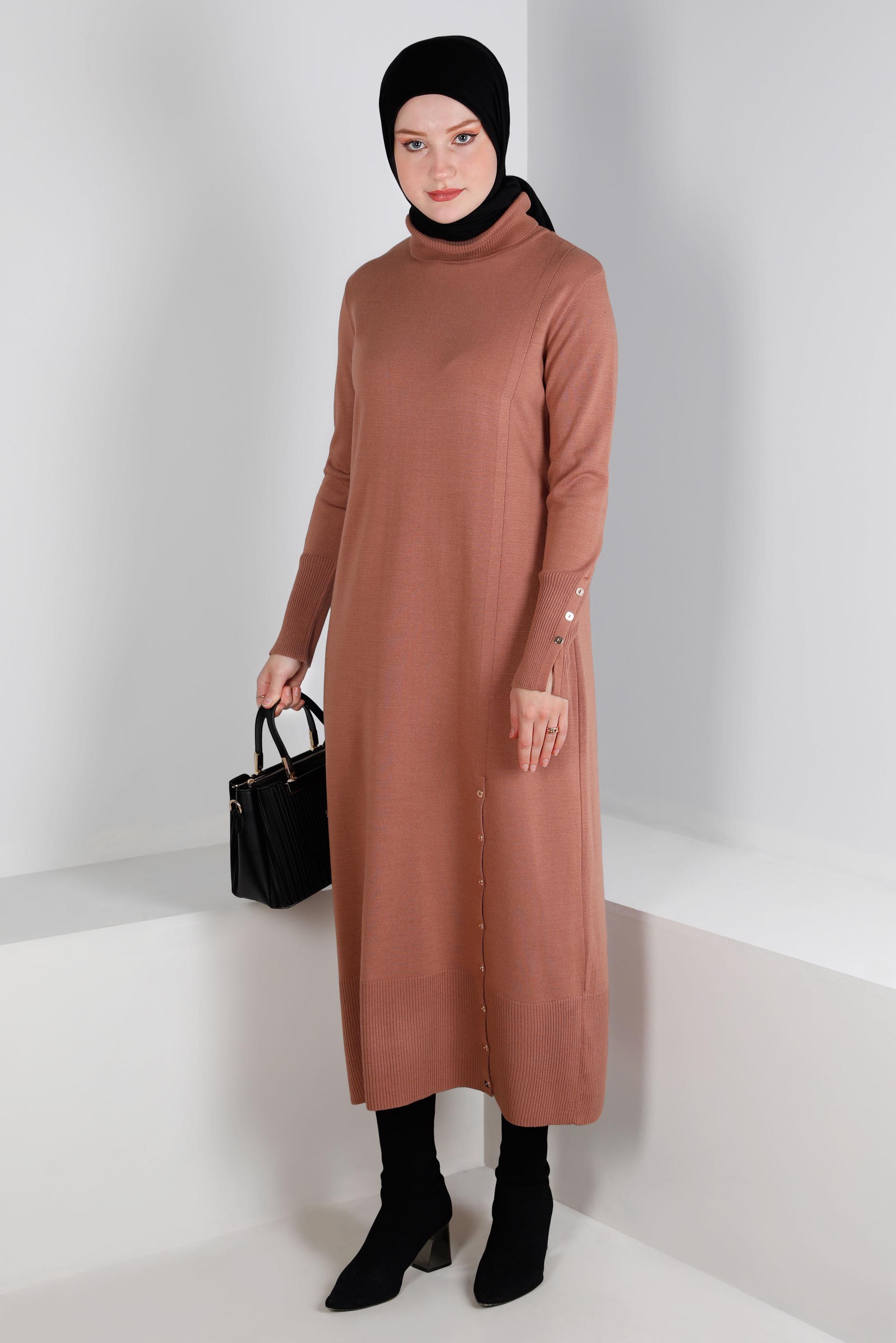 Tesettür giyim KAHVE ETEK UCU VE MANŞETLERİ DÜĞMELİ TRİKO ELBİSE 43130