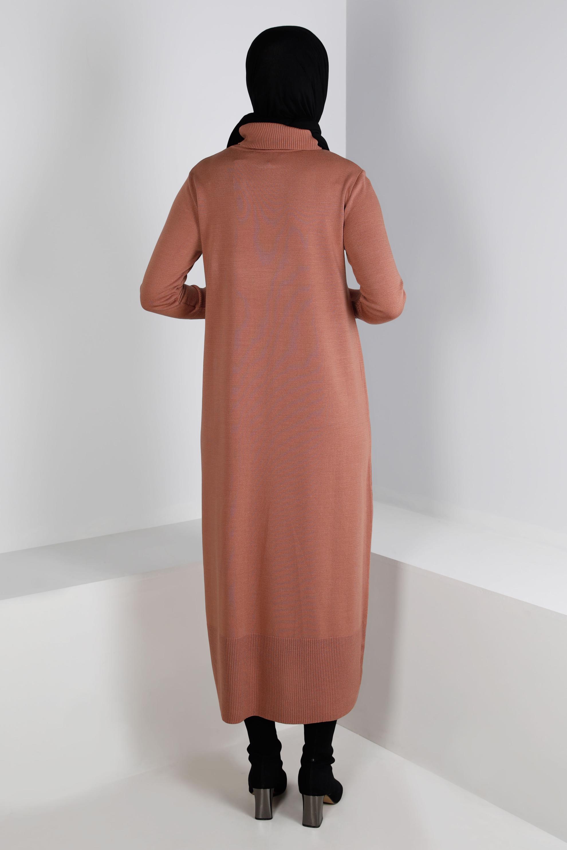 Tesettür giyim KAHVE ETEK UCU VE MANŞETLERİ DÜĞMELİ TRİKO ELBİSE 43130