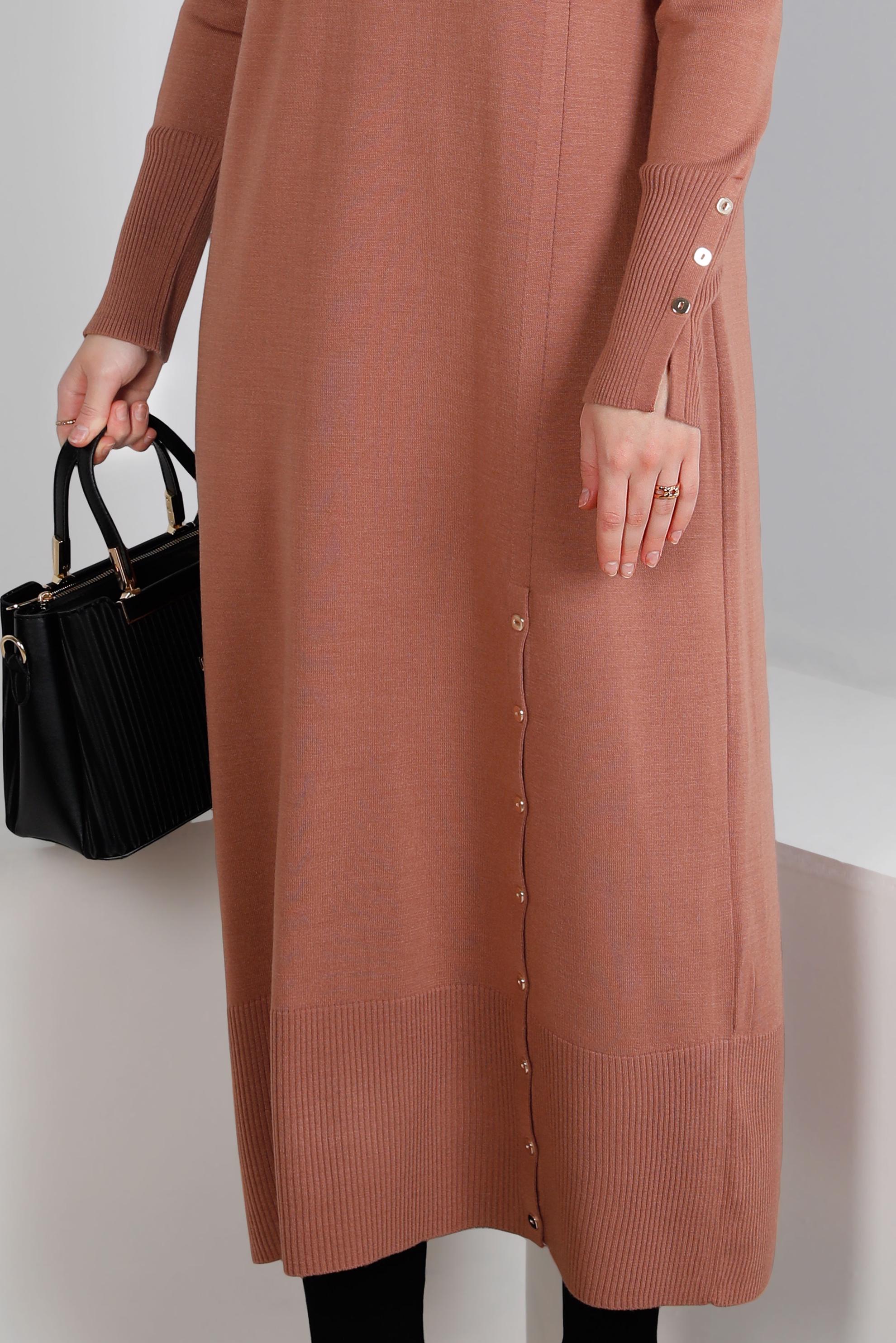 Tesettür giyim KAHVE ETEK UCU VE MANŞETLERİ DÜĞMELİ TRİKO ELBİSE 43130