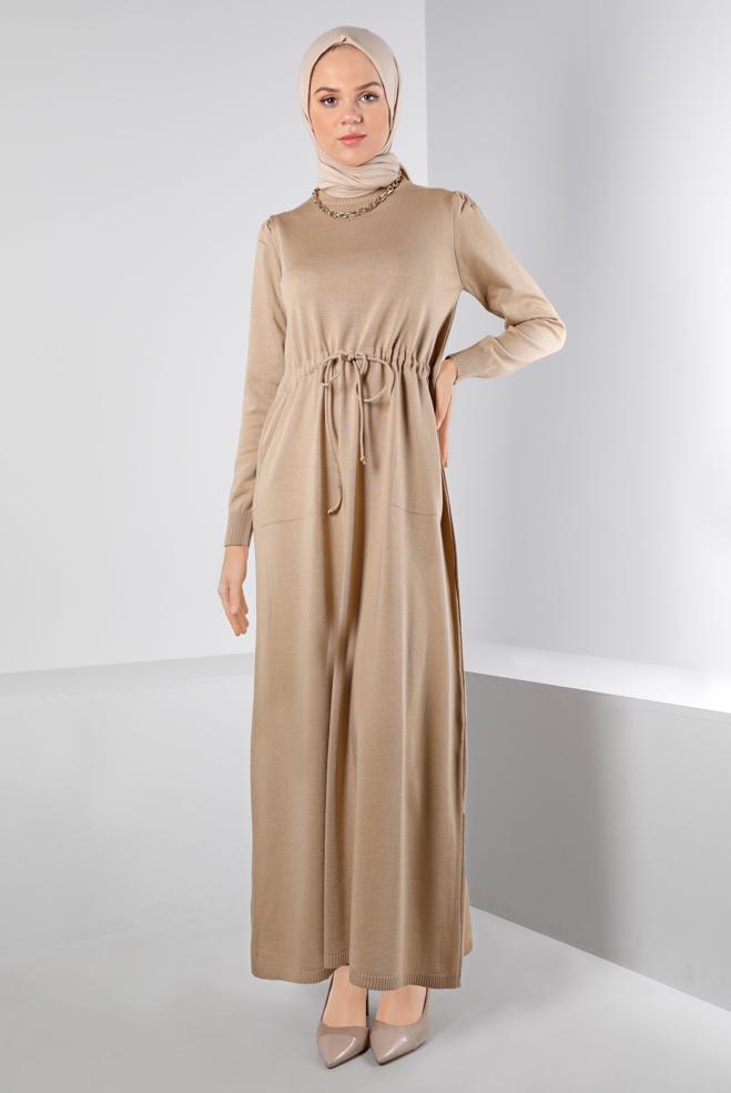 Tesettür giyim KAHVE BELİ BÜZGÜLÜ TRİKO ELBİSE 43196  - ALVİNA