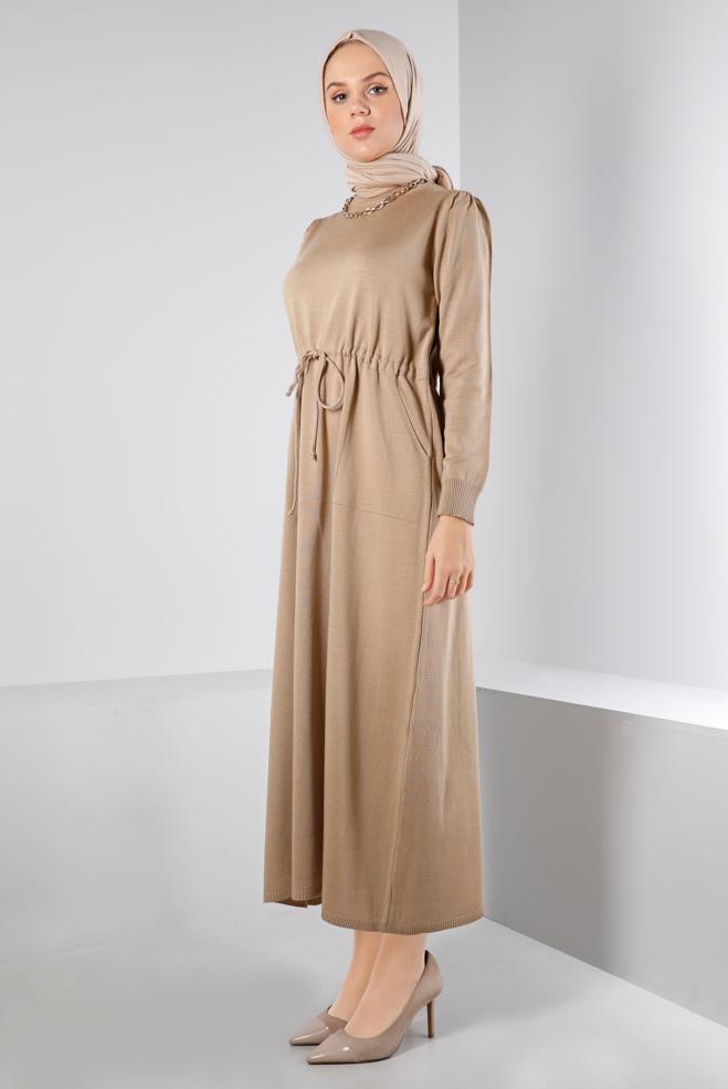 Tesettür giyim KAHVE BELİ BÜZGÜLÜ TRİKO ELBİSE 43196  - ALVİNA