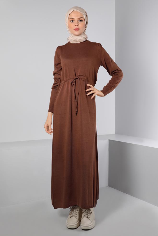 Tesettür giyim KAHVE BELİ BÜZGÜLÜ TRİKO ELBİSE 43196  - ALVİNA