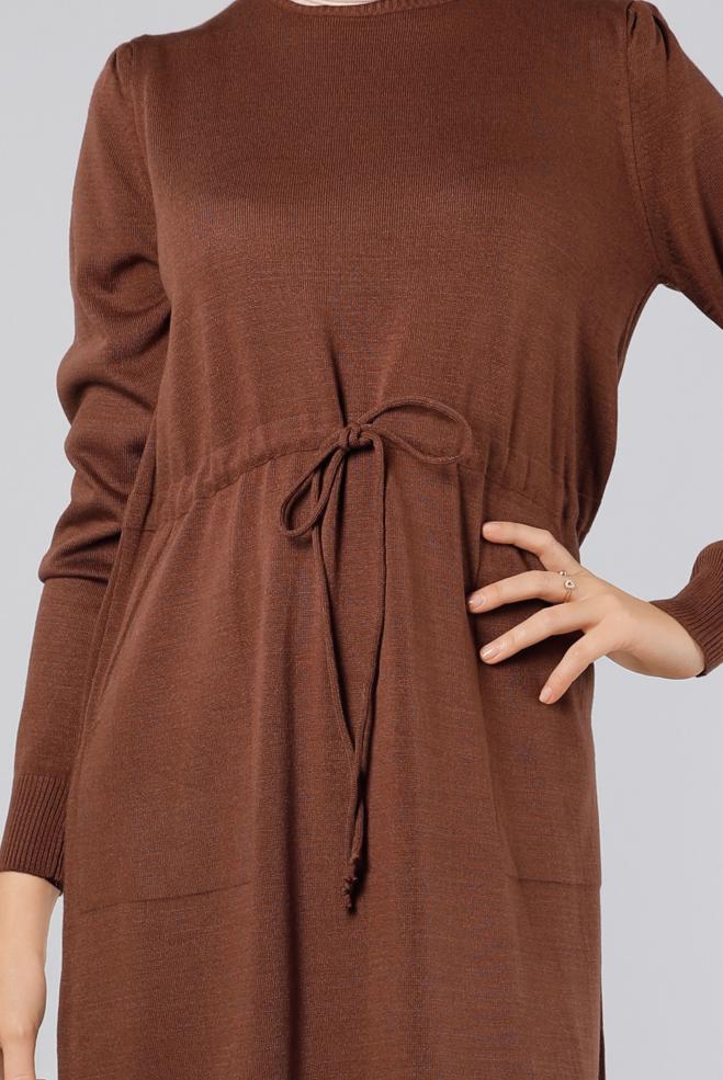 Tesettür giyim KAHVE BELİ BÜZGÜLÜ TRİKO ELBİSE 43196  - ALVİNA